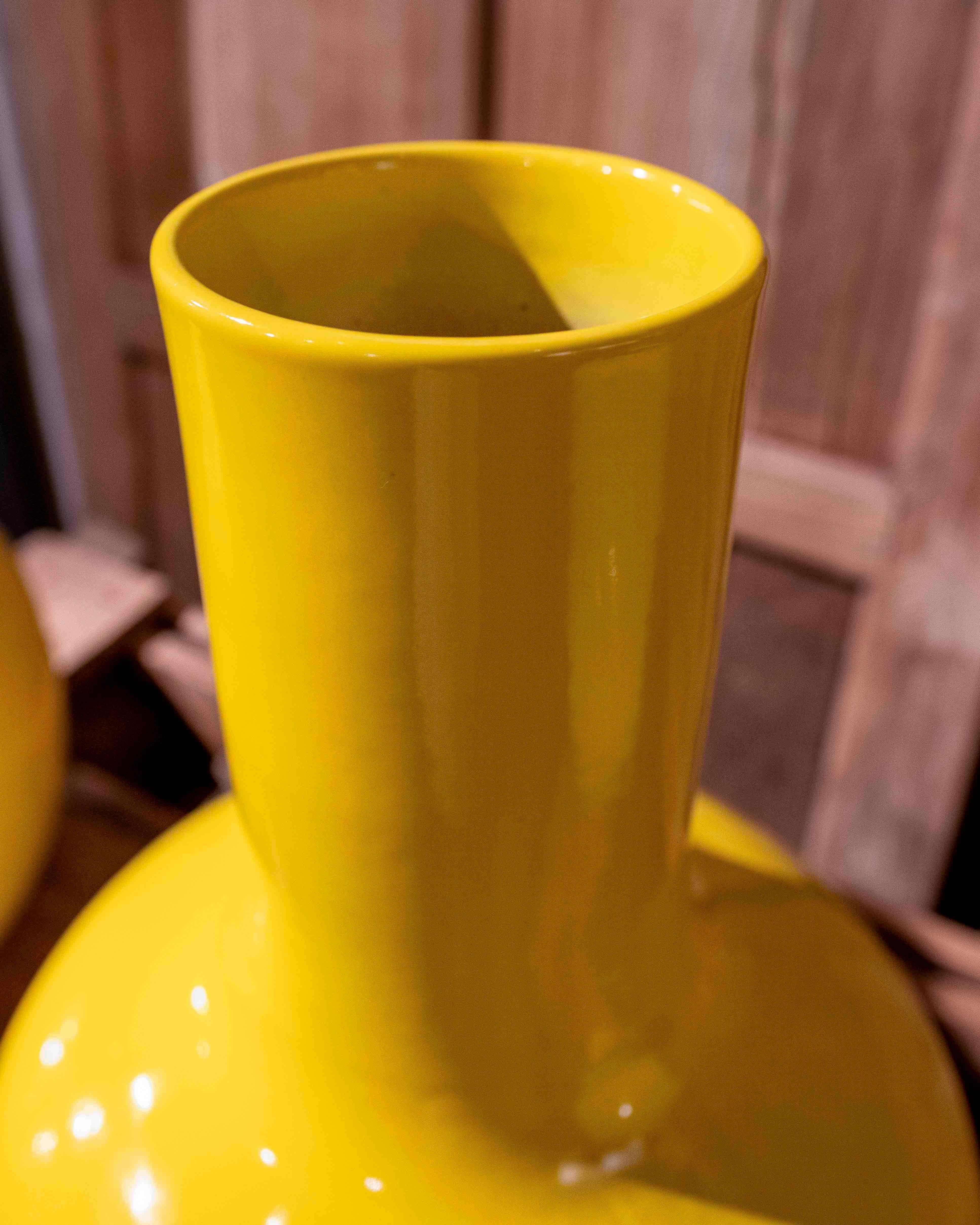 20ième siècle 1990 Paire de vases botaniques jaunes en céramique émaillée en vente