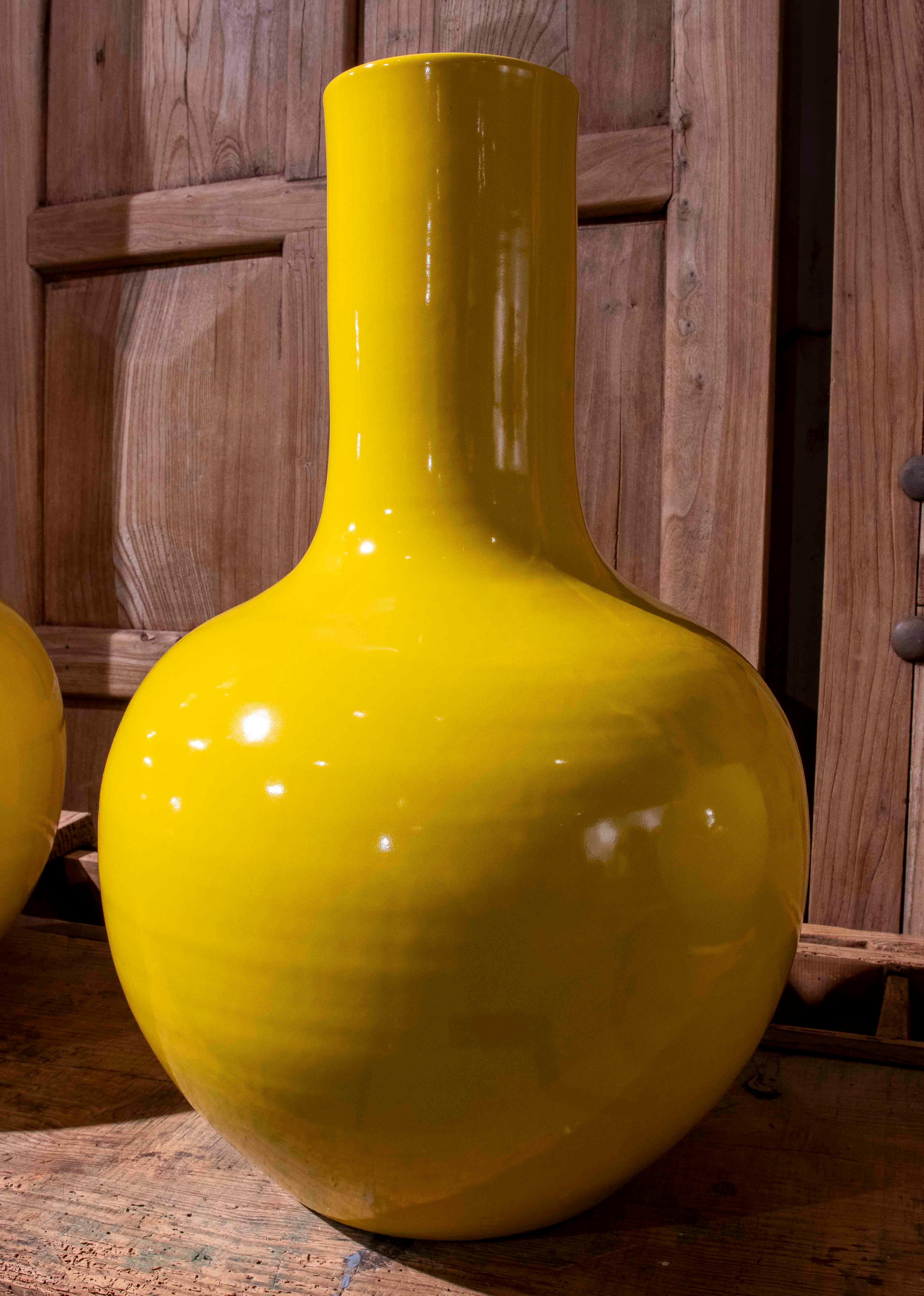 Céramique 1990 Paire de vases botaniques jaunes en céramique émaillée en vente