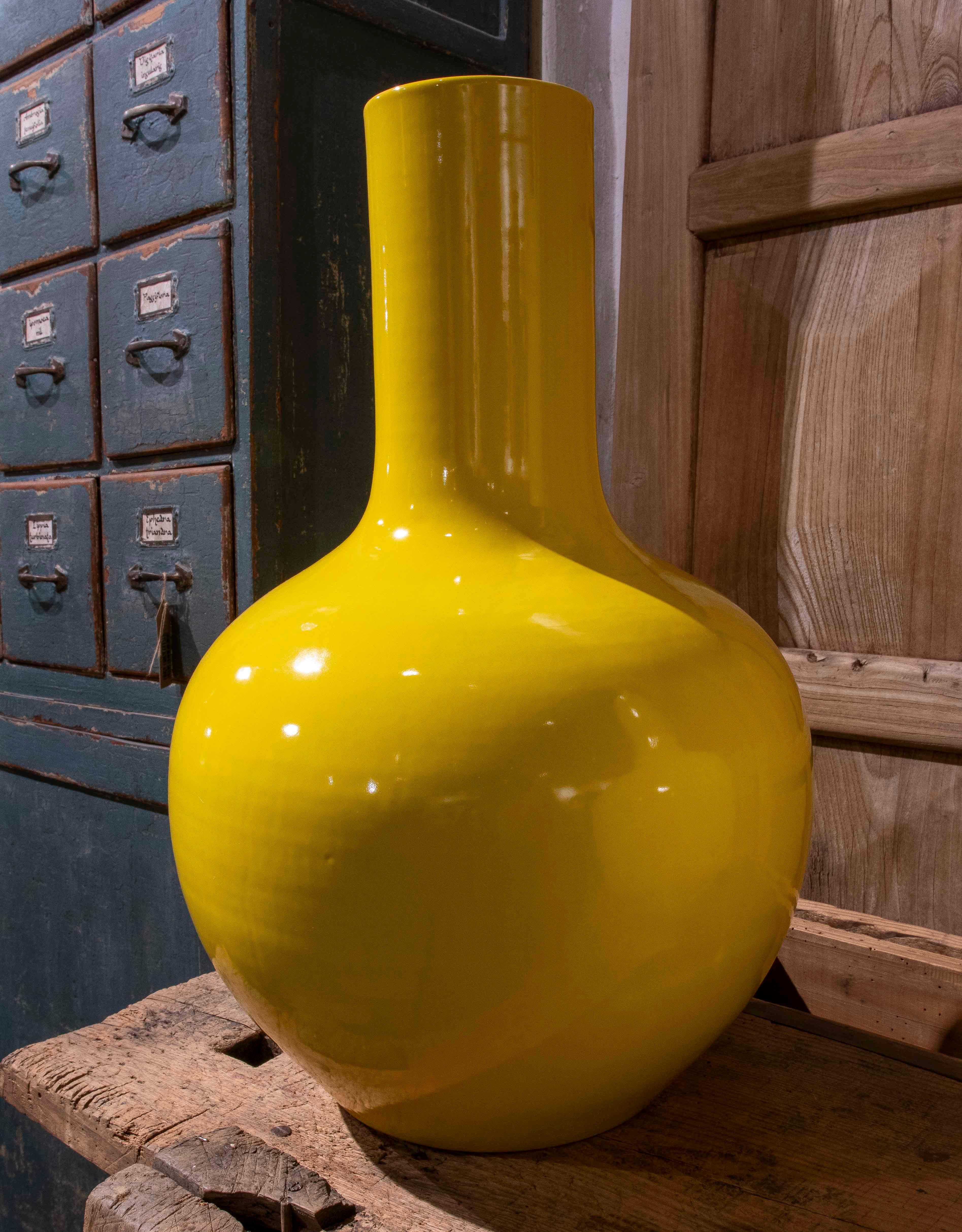 1990 Paire de vases botaniques jaunes en céramique émaillée en vente 1
