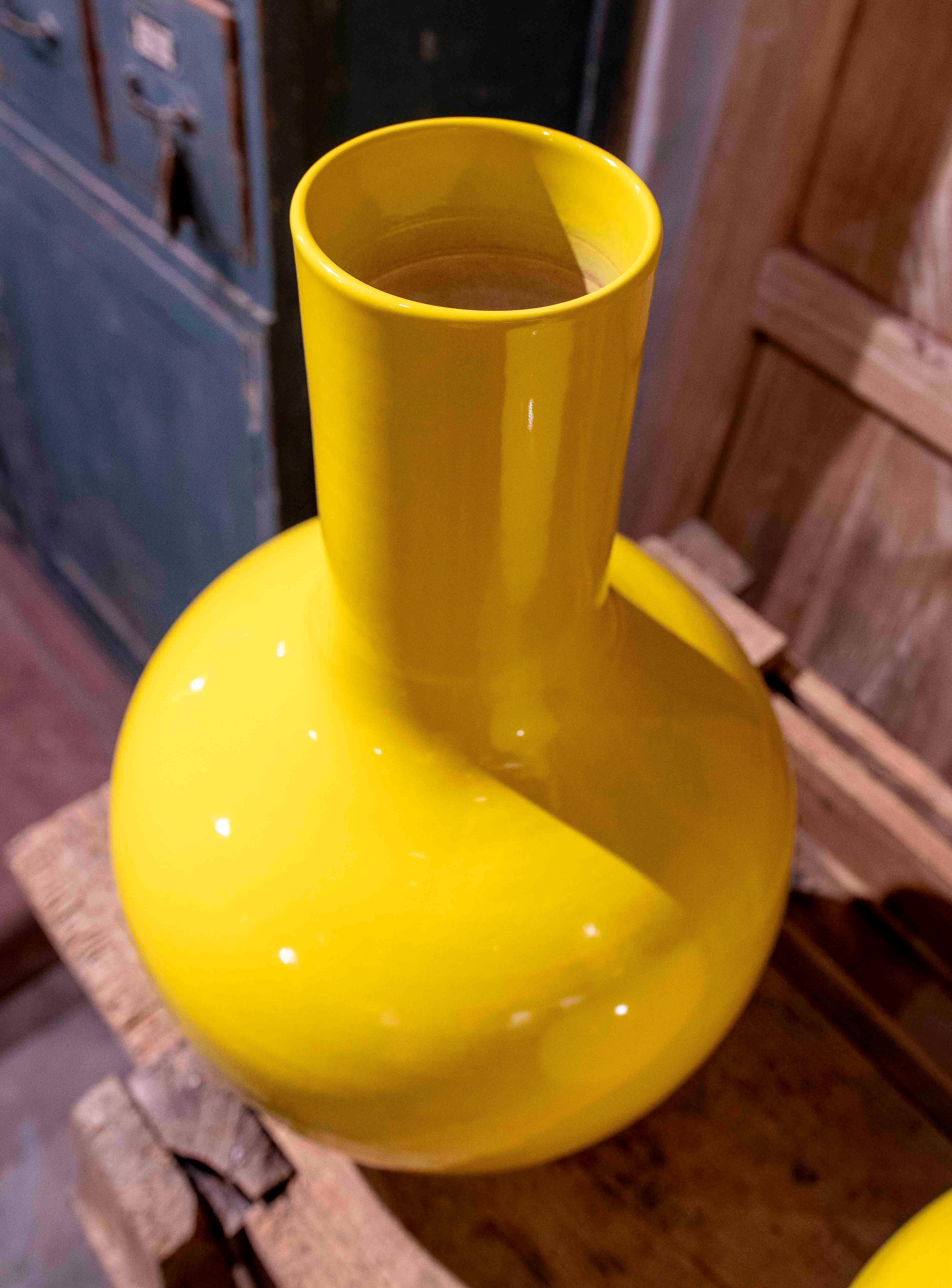 1990 Paire de vases botaniques jaunes en céramique émaillée en vente 2