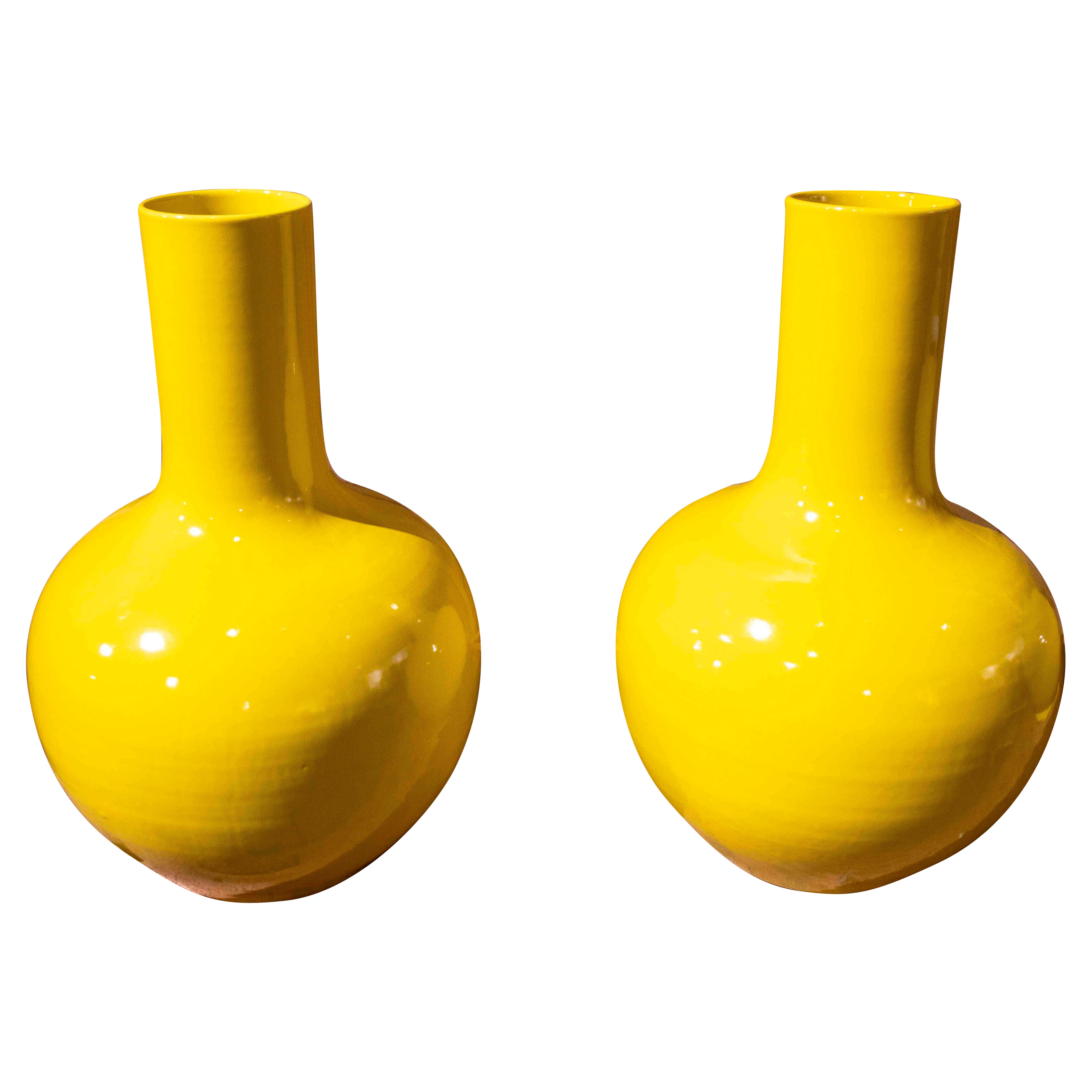 1990 Paire de vases botaniques jaunes en céramique émaillée