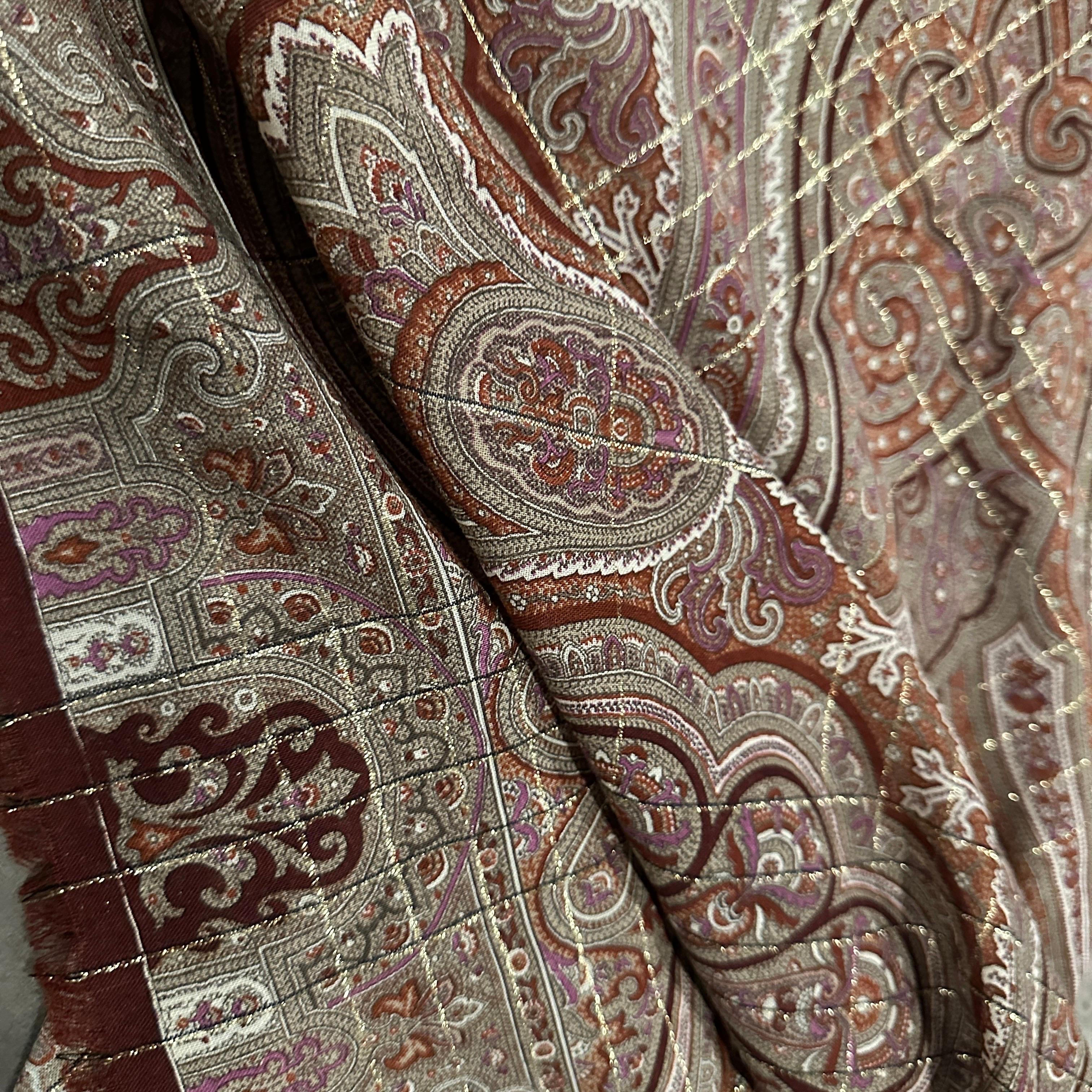1990er Jahre Paisley-Muster Seide riesigen Schal von Gianni Versace (Braun) im Angebot