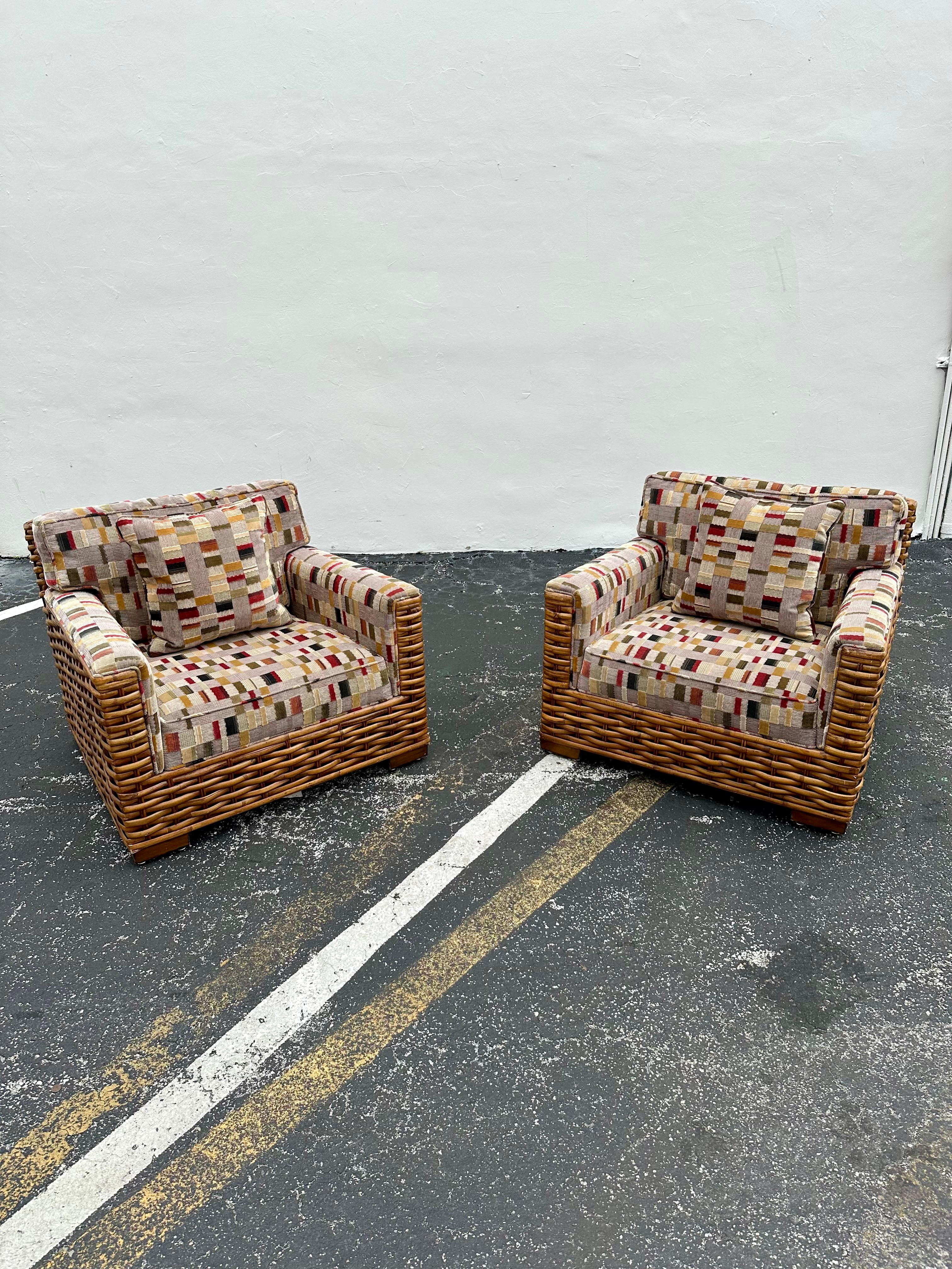 Versetzen Sie sich in die eleganten und raffinierten 1990er Jahre zurück mit diesem exquisiten Rattan- und Patchwork-Stil von Ralph Lauren mit lebendiger Chenille-Polsterung. Die äußerst seltenen Clubsessel strahlen einen Hauch von Luxus und
