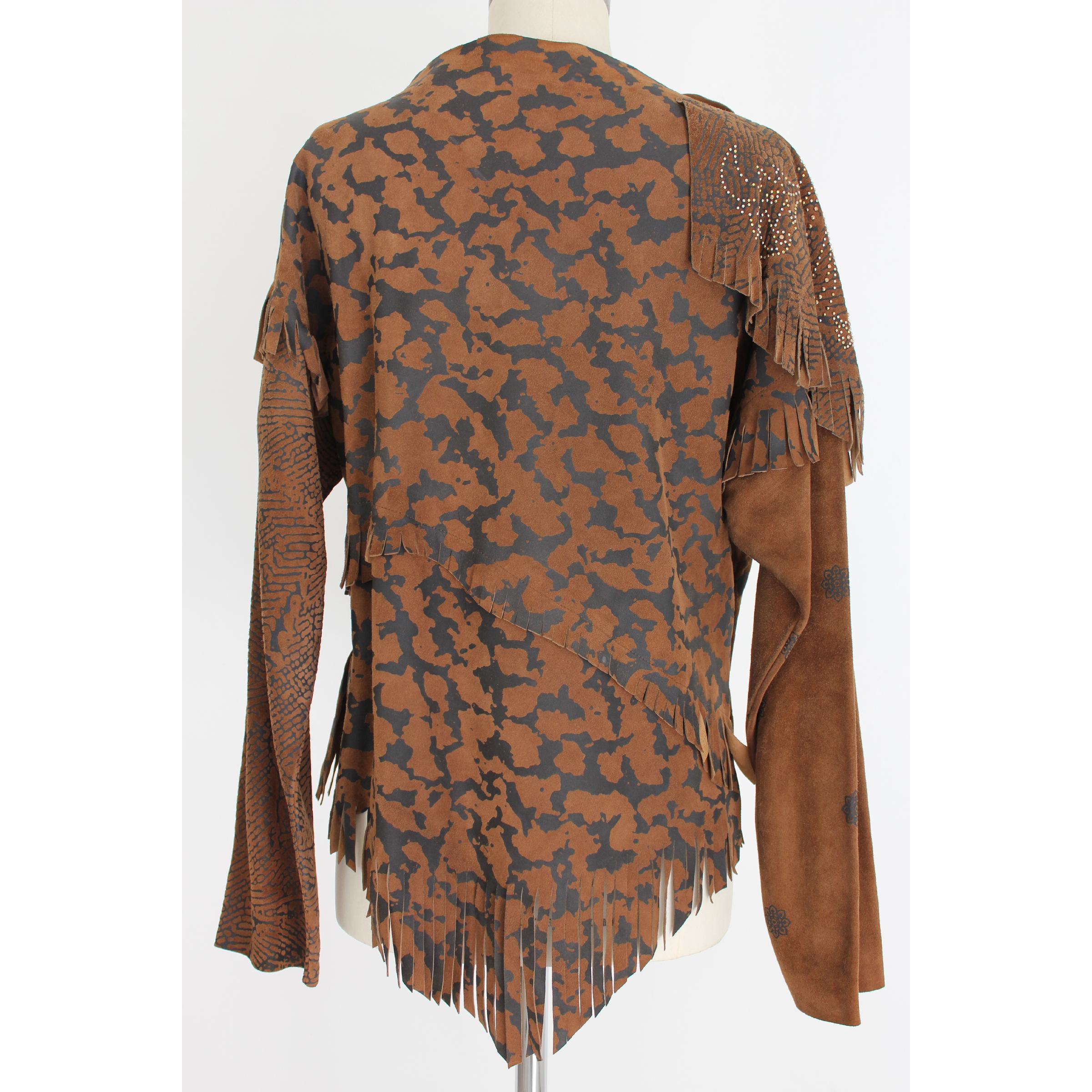 Vintage Pancaldi women's shirt. Brown, 100% sheep skin. Soft tunic model, boat neck, fringes and applications on the shoulders, spotted print, country style. 90s. Made in Italy. New without label.

Size: 42 It 8 Us 10 Uk

Shoulder: 46 cm
Bust /