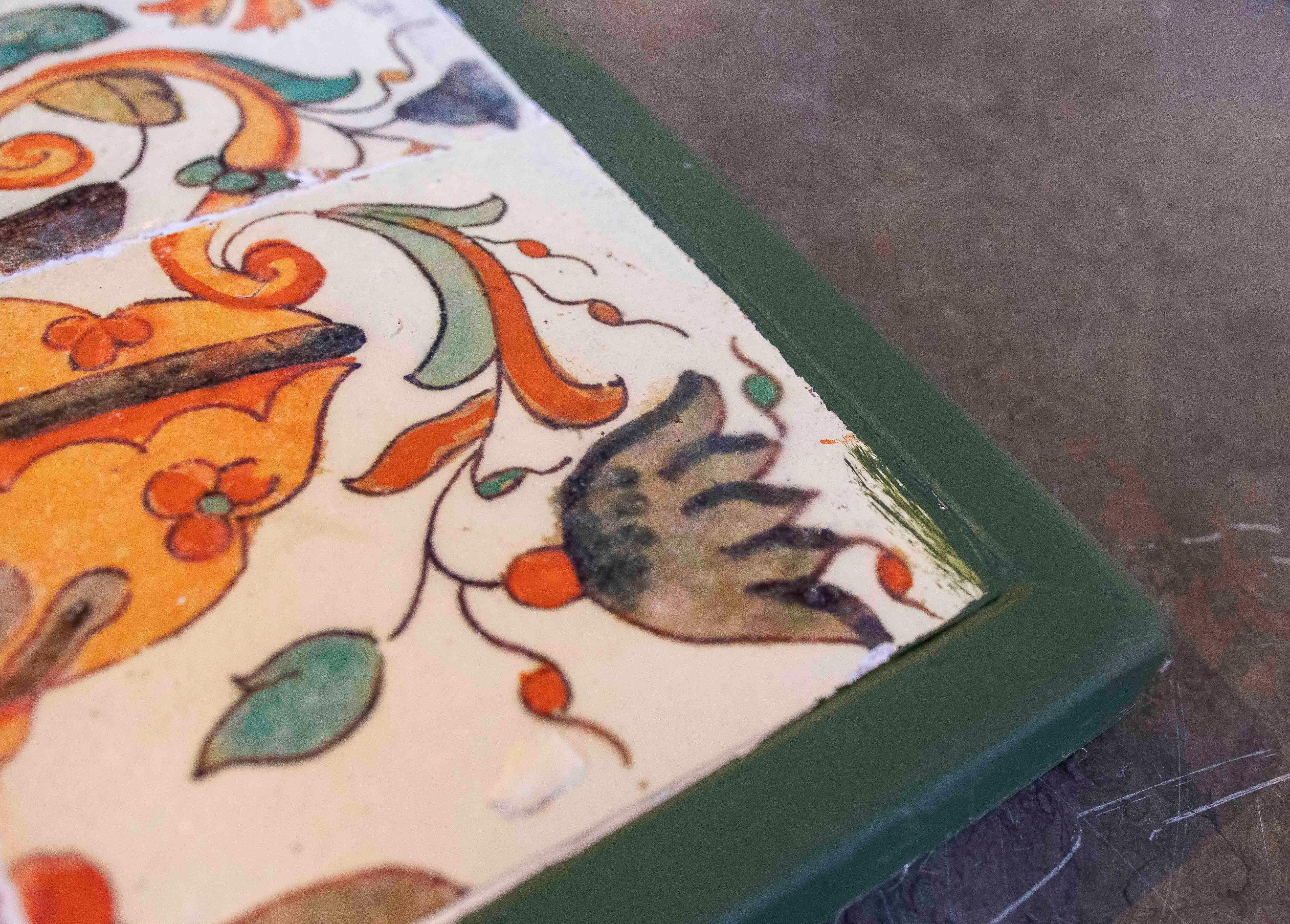 1990 Panneau de carreaux anciens avec motif floral polychrome encadré en Wood en vente 3