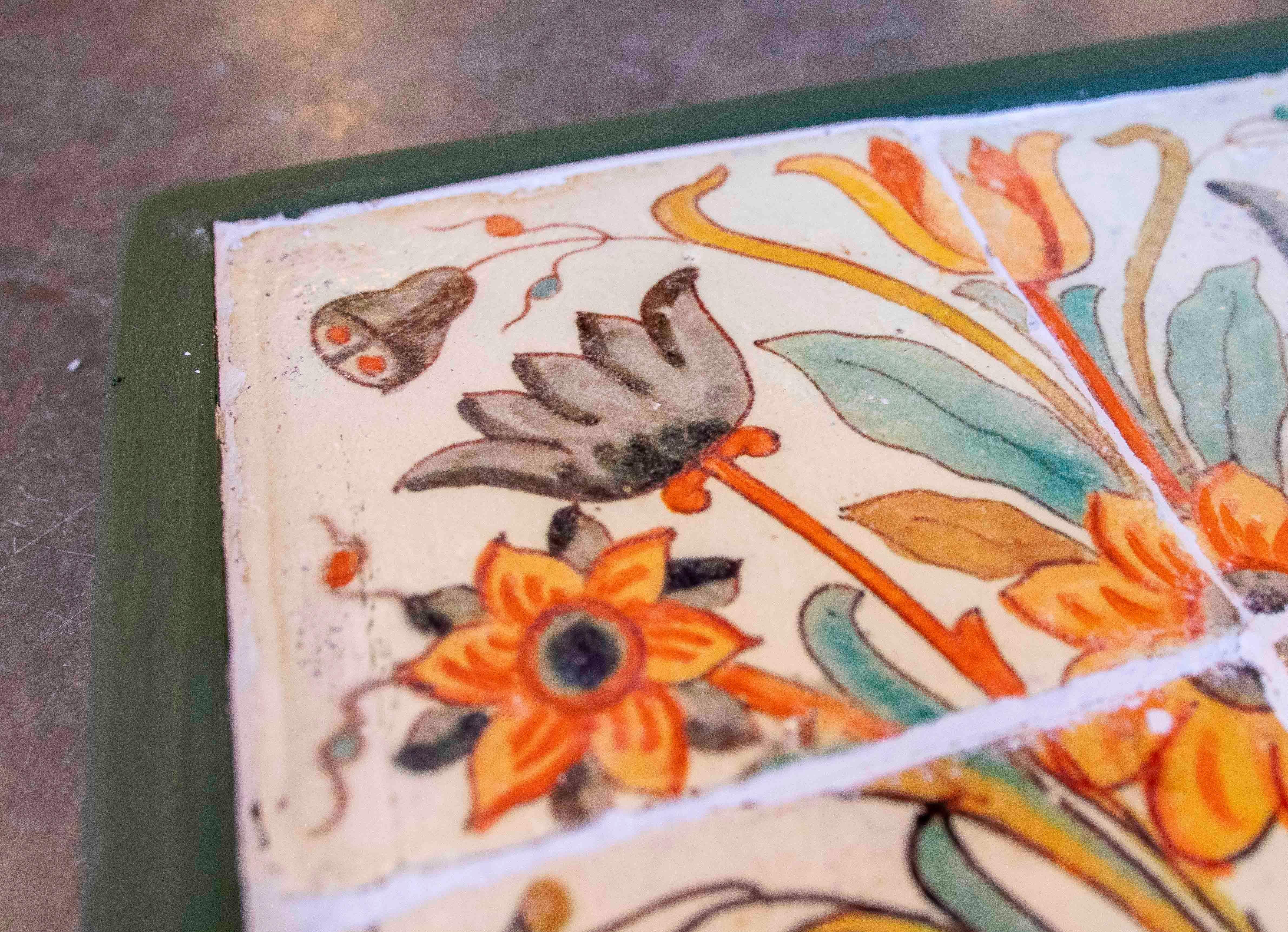 1990 Panneau de carreaux anciens avec motif floral polychrome encadré en Wood en vente 4