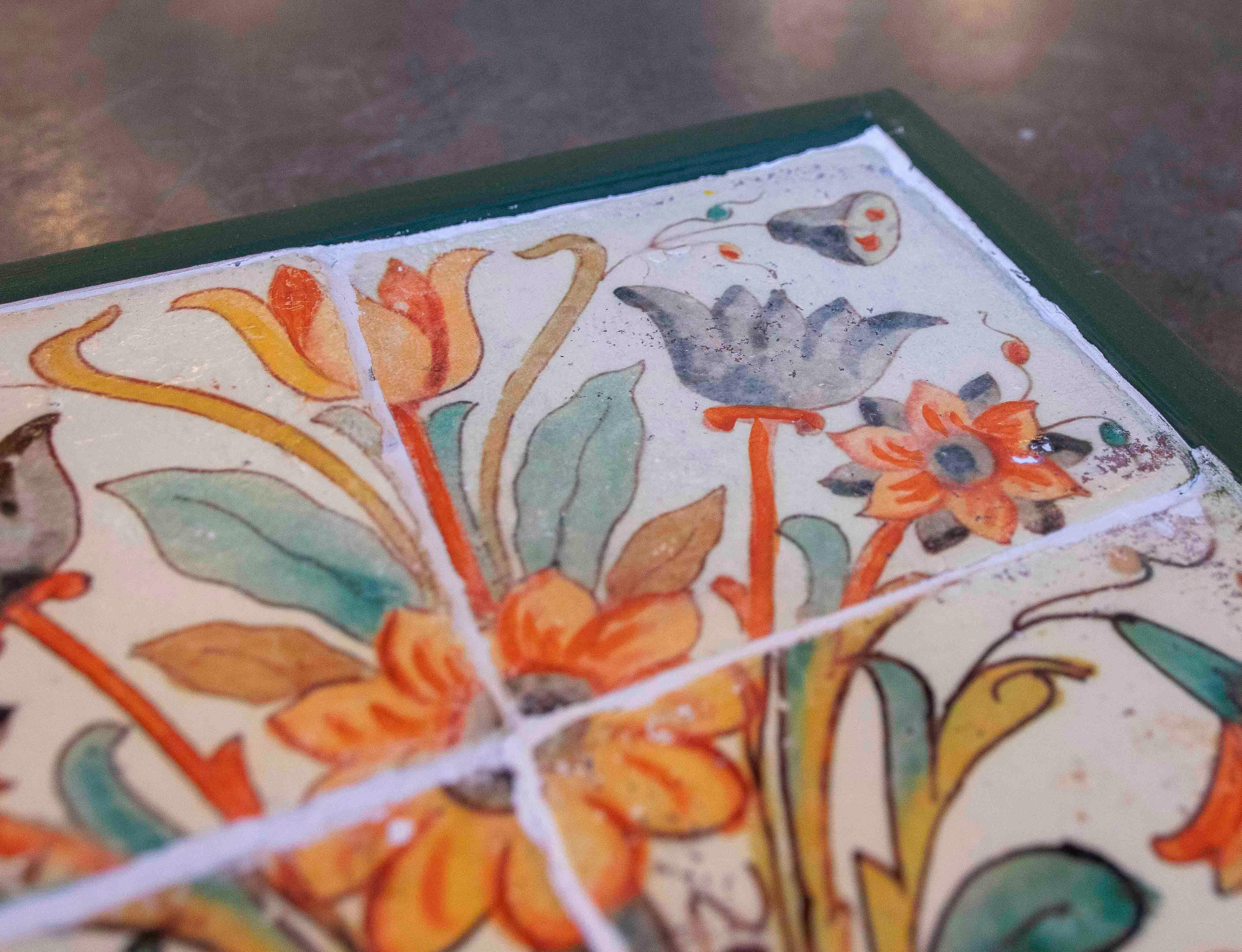 1990 Panneau de carreaux anciens avec motif floral polychrome encadré en Wood en vente 5