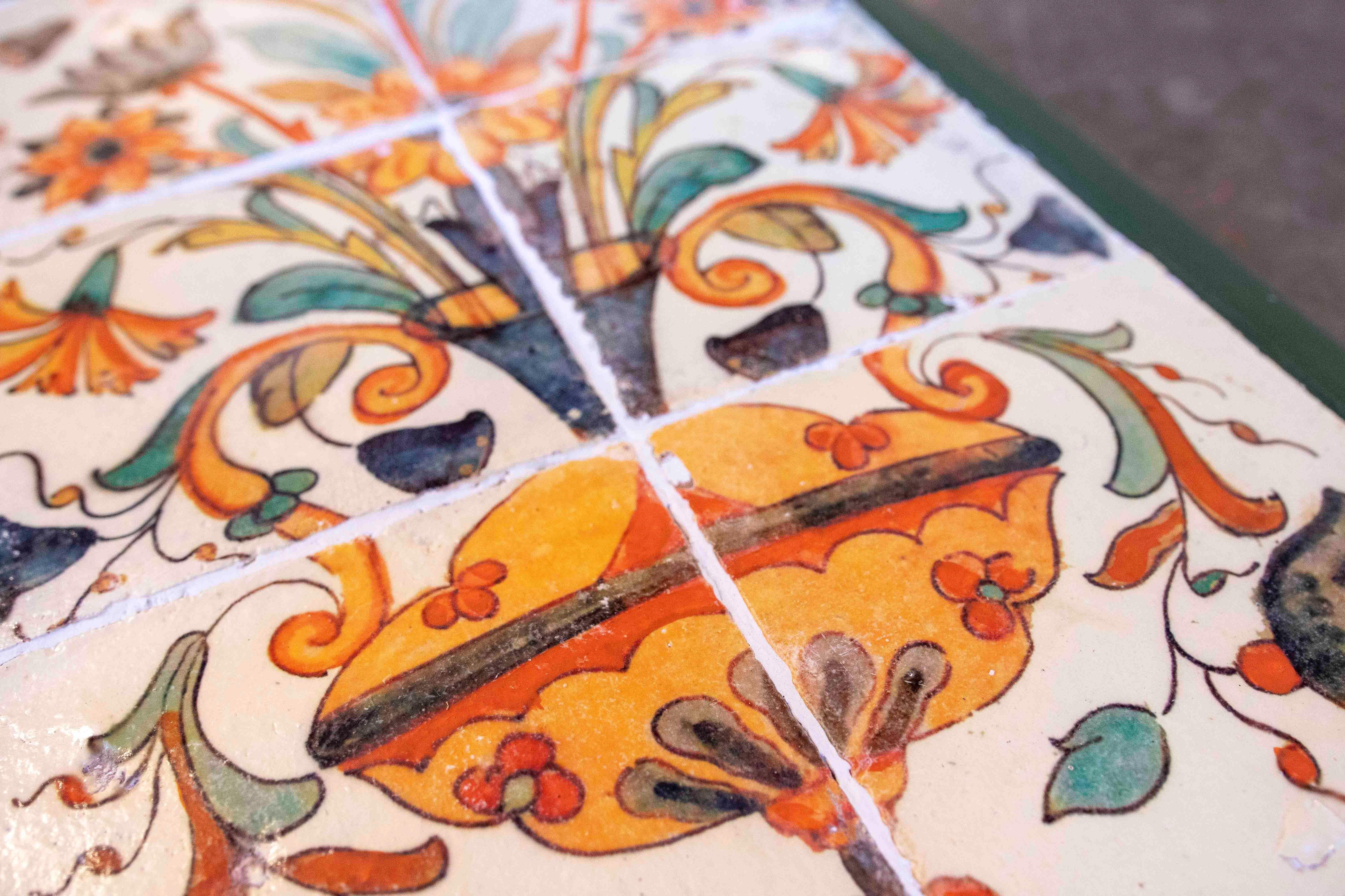 Espagnol 1990 Panneau de carreaux anciens avec motif floral polychrome encadré en Wood en vente