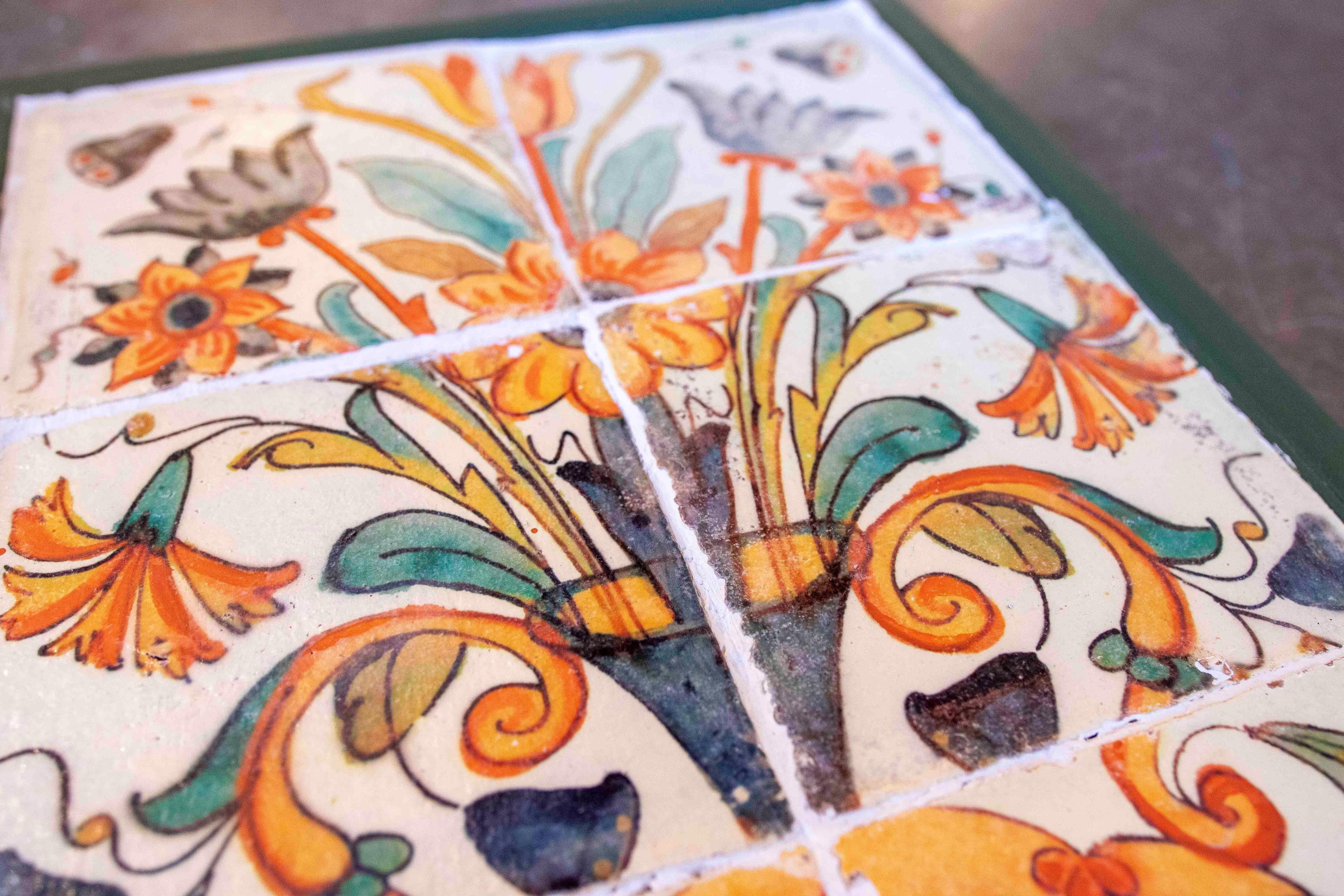 Peint à la main 1990 Panneau de carreaux anciens avec motif floral polychrome encadré en Wood en vente