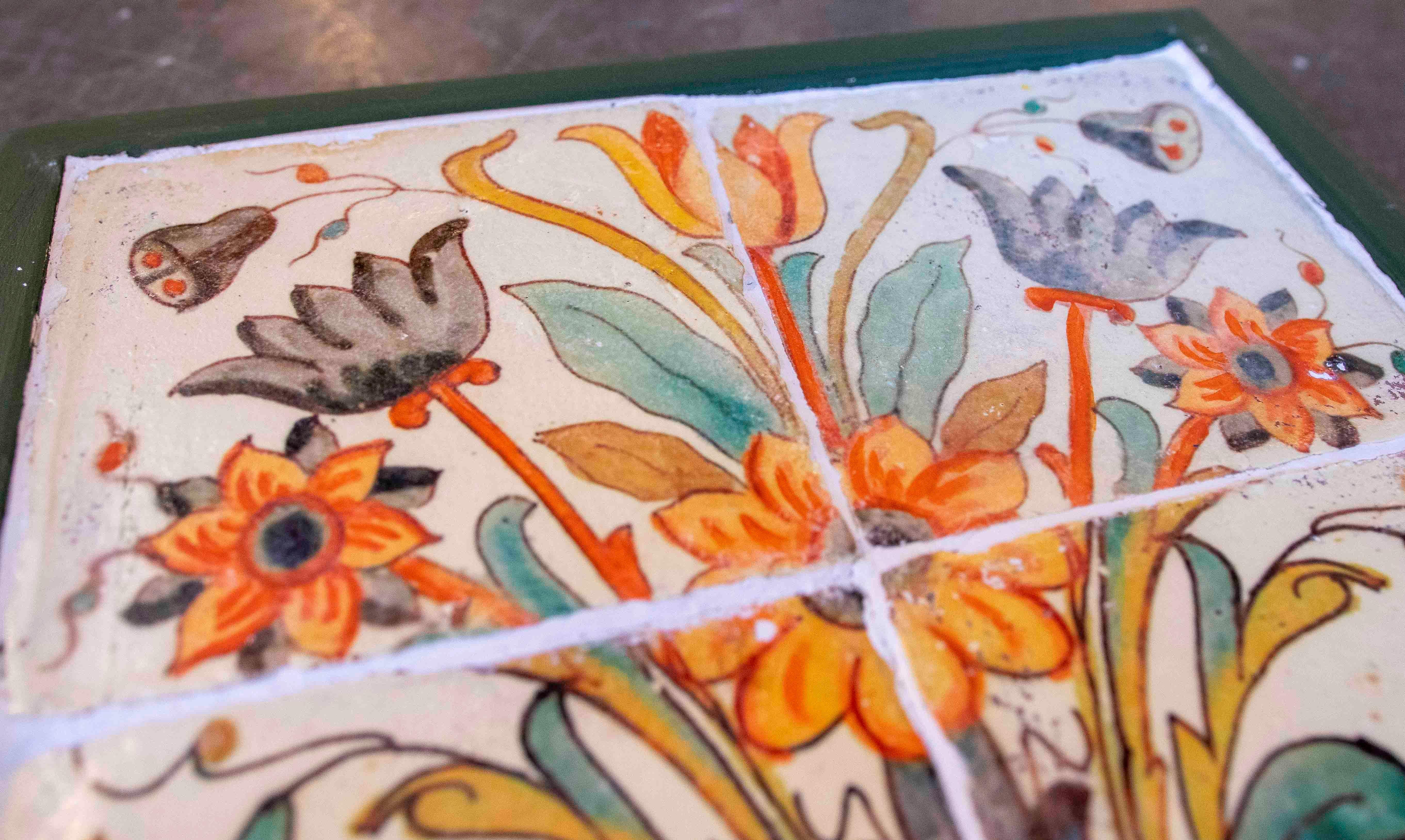 1990 Panneau de carreaux anciens avec motif floral polychrome encadré en Wood Bon état - En vente à Marbella, ES