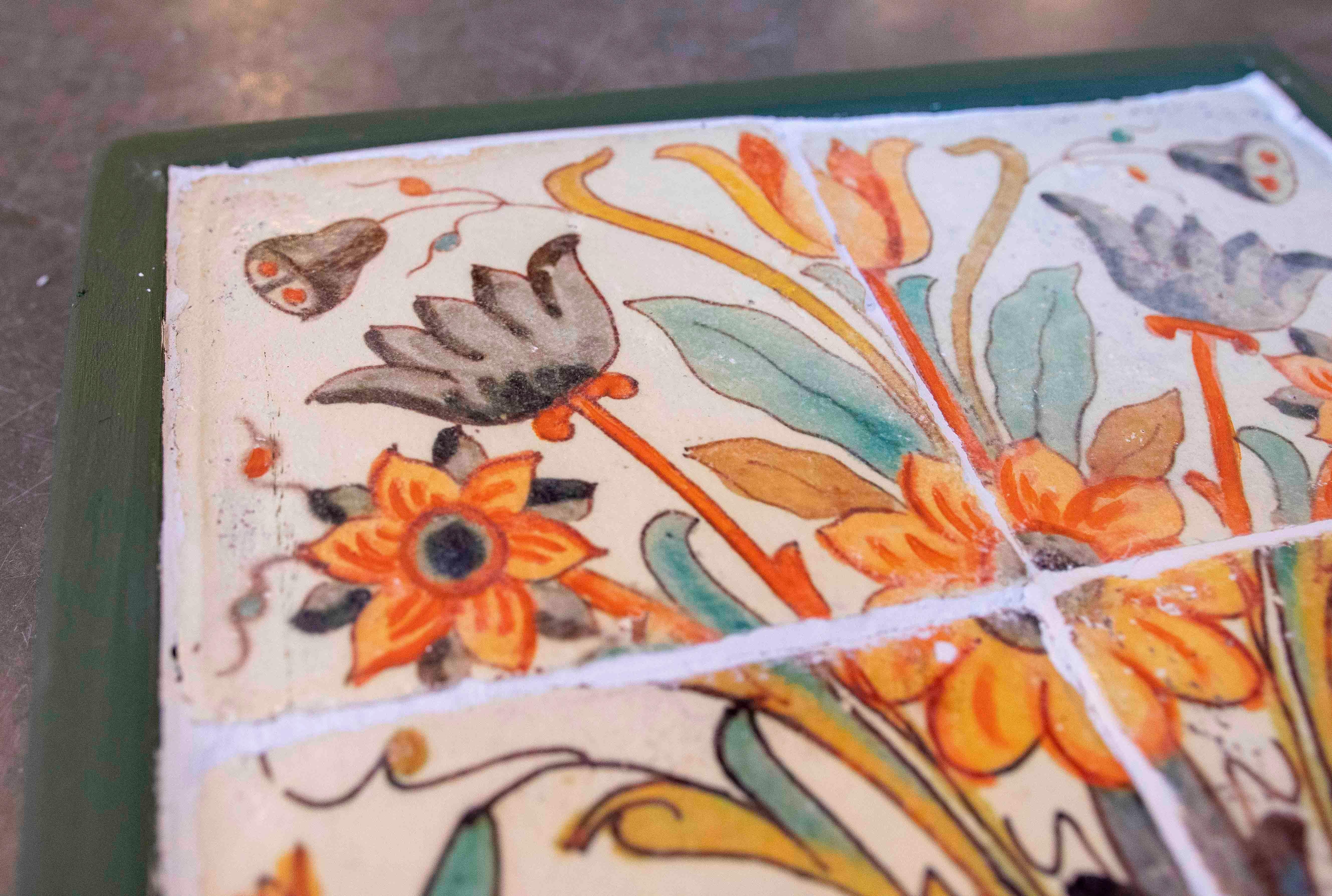 20ième siècle 1990 Panneau de carreaux anciens avec motif floral polychrome encadré en Wood en vente