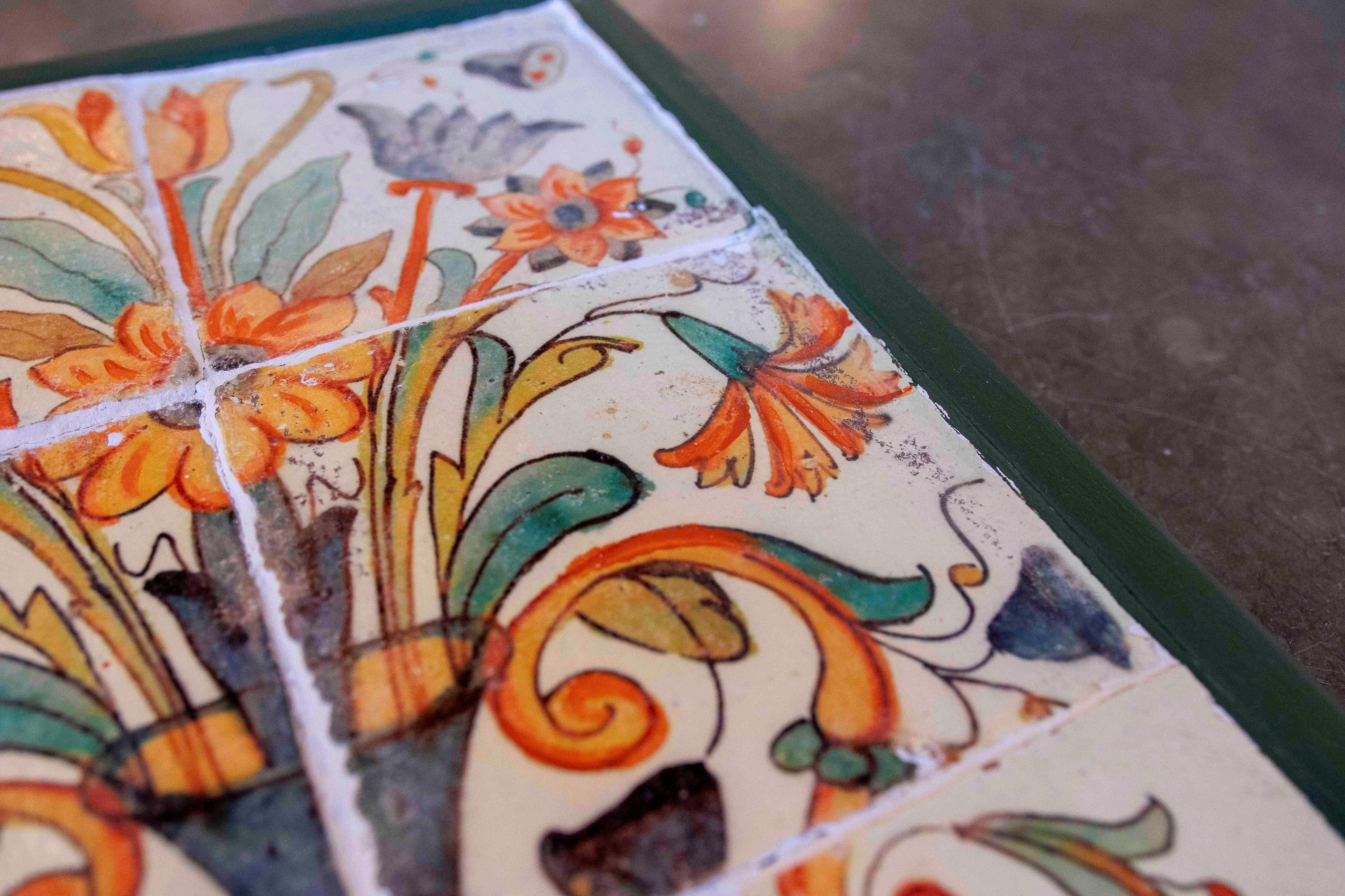 Céramique 1990 Panneau de carreaux anciens avec motif floral polychrome encadré en Wood en vente