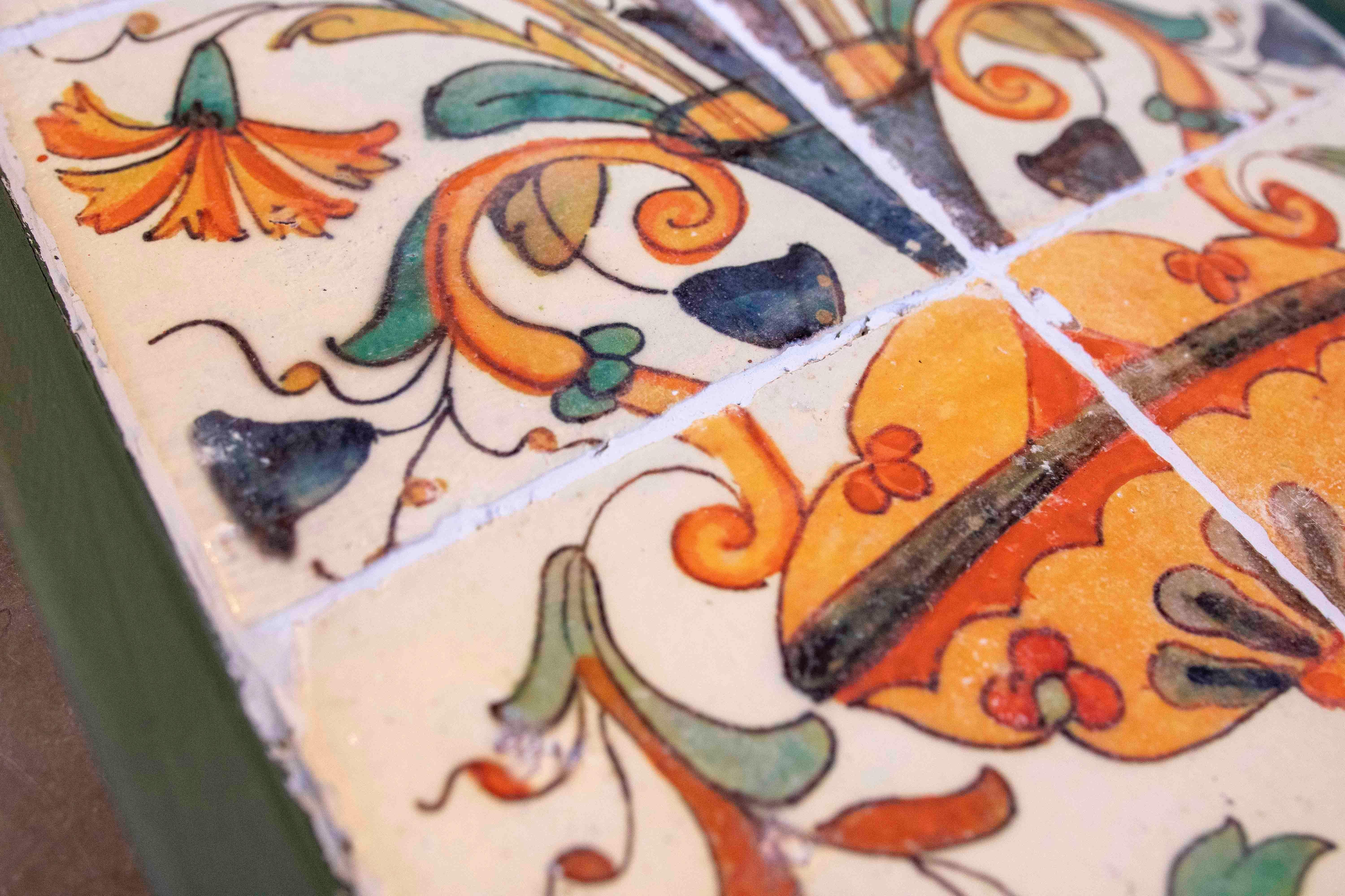 1990 Panneau de carreaux anciens avec motif floral polychrome encadré en Wood en vente 1