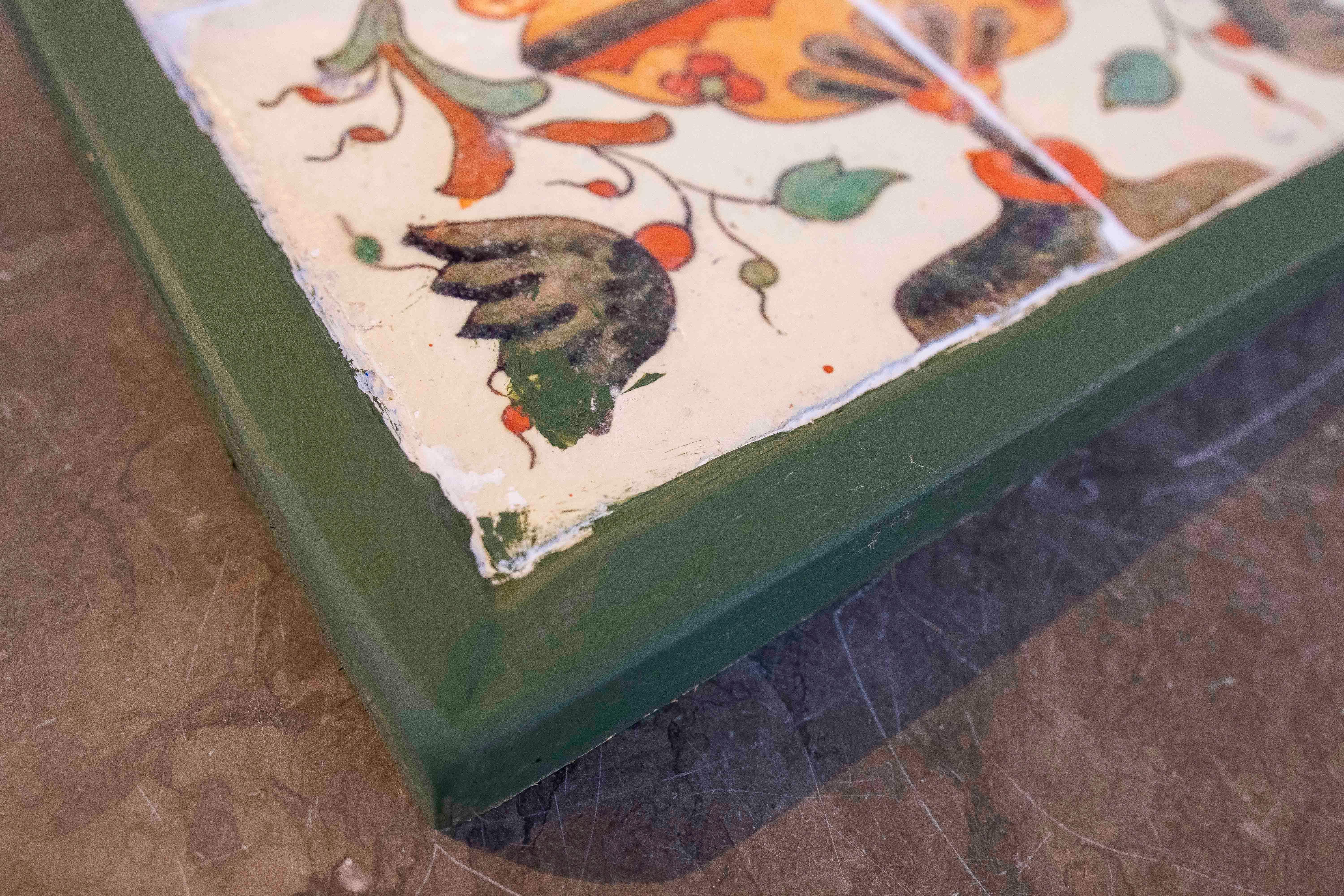 1990 Panneau de carreaux anciens avec motif floral polychrome encadré en Wood en vente 2