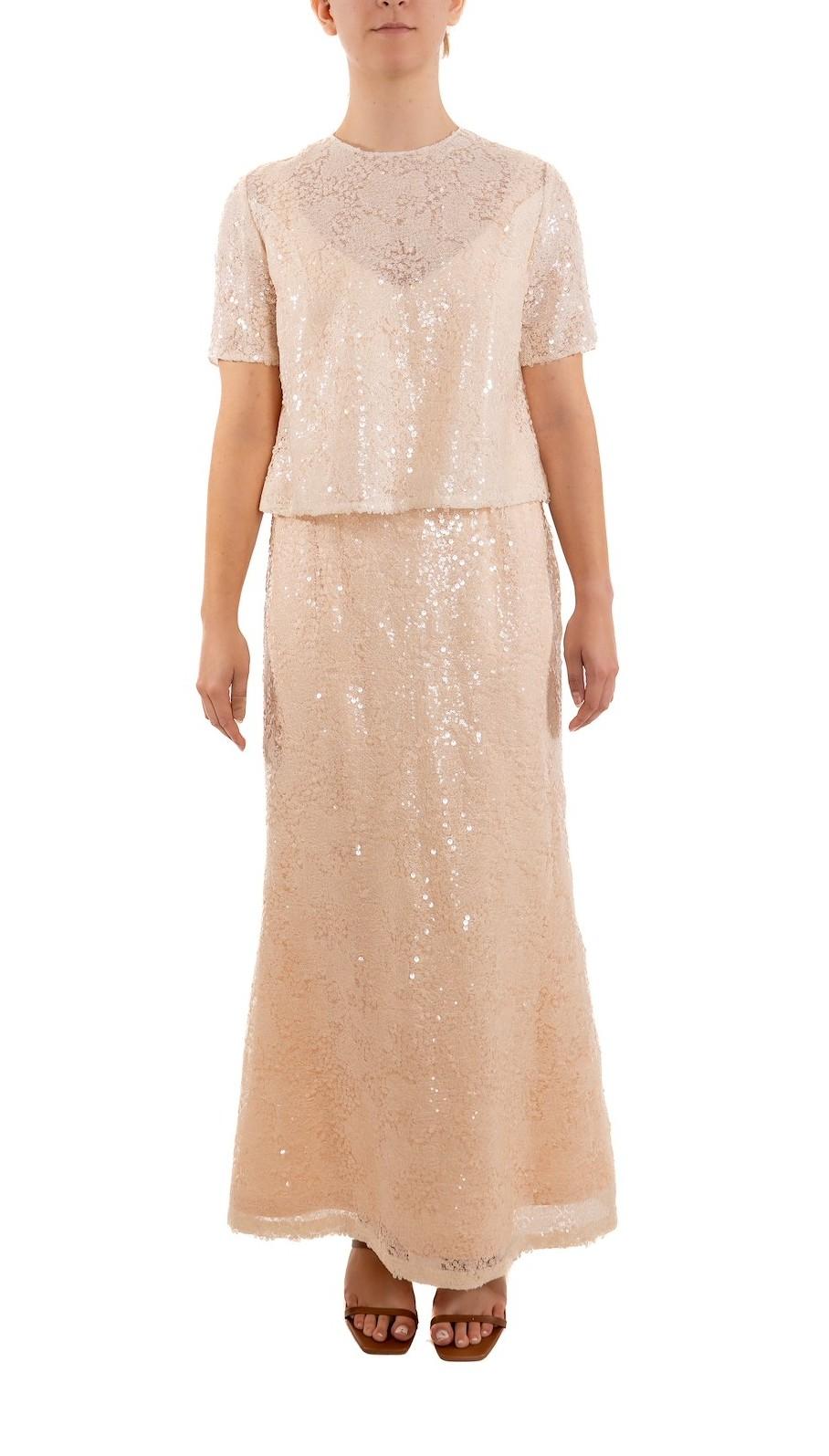 Cette robe n'a pas d'étiquette, mais la quantité de finitions à la main indique une qualité Haute Couture ou sur mesure. Elle est entièrement doublée de soie. 1990S - Robe en soie doublée de dentelle pailletée rose pêche pastel 
