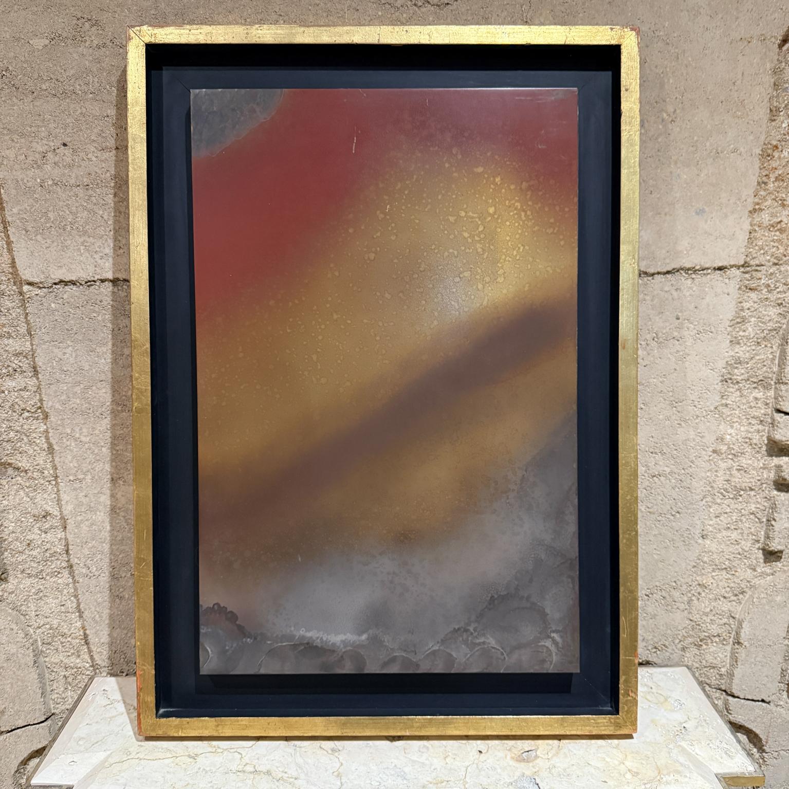 1990s Wall Art Astratto ottone patinato bronzo metallo Raul Monje Messico
senza segno
29,25 x 21 x 1,75 Art 24,25 x 15,75
Cornice in Wood dorata.
Condizioni originali vintage non restaurate. Aspettatevi segni di usura vintage. 
Sono presenti graffi,