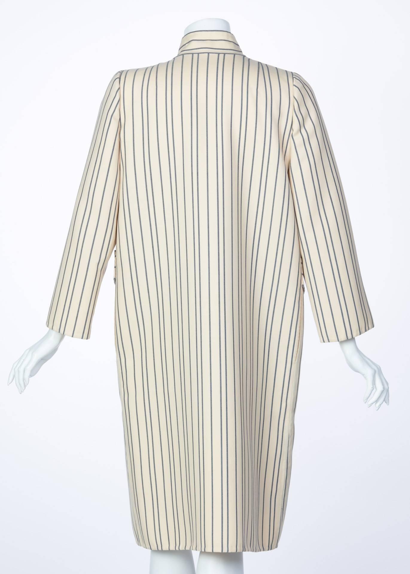 Pauline Trigere, anni '90, abito con gonna e cappotto in twill di lana a strisce color crema e blu scuro. In condizioni ottime in vendita a Boca Raton, FL