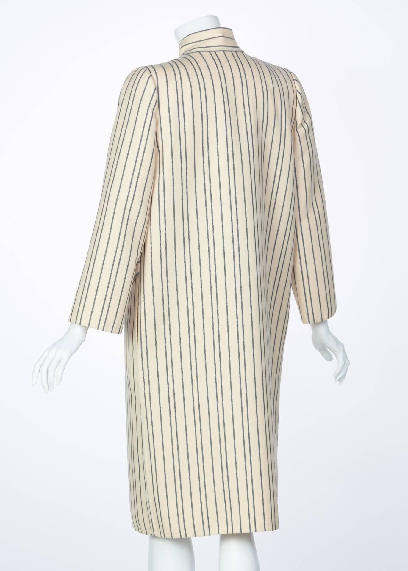 Donna Pauline Trigere, anni '90, abito con gonna e cappotto in twill di lana a strisce color crema e blu scuro. in vendita