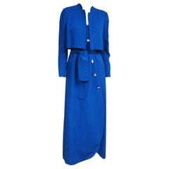 Pauline Trigere - Robe portefeuille festonnée bleue et veste boléro, années 1990 