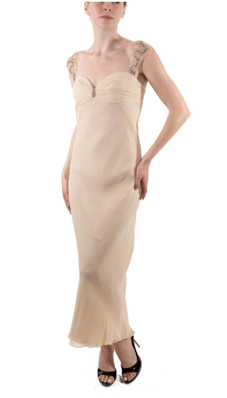Abito in chiffon di seta con taglio sbieco stile vecchia Hollywood del 1990S Pearl White con spalle trasparenti e perline
