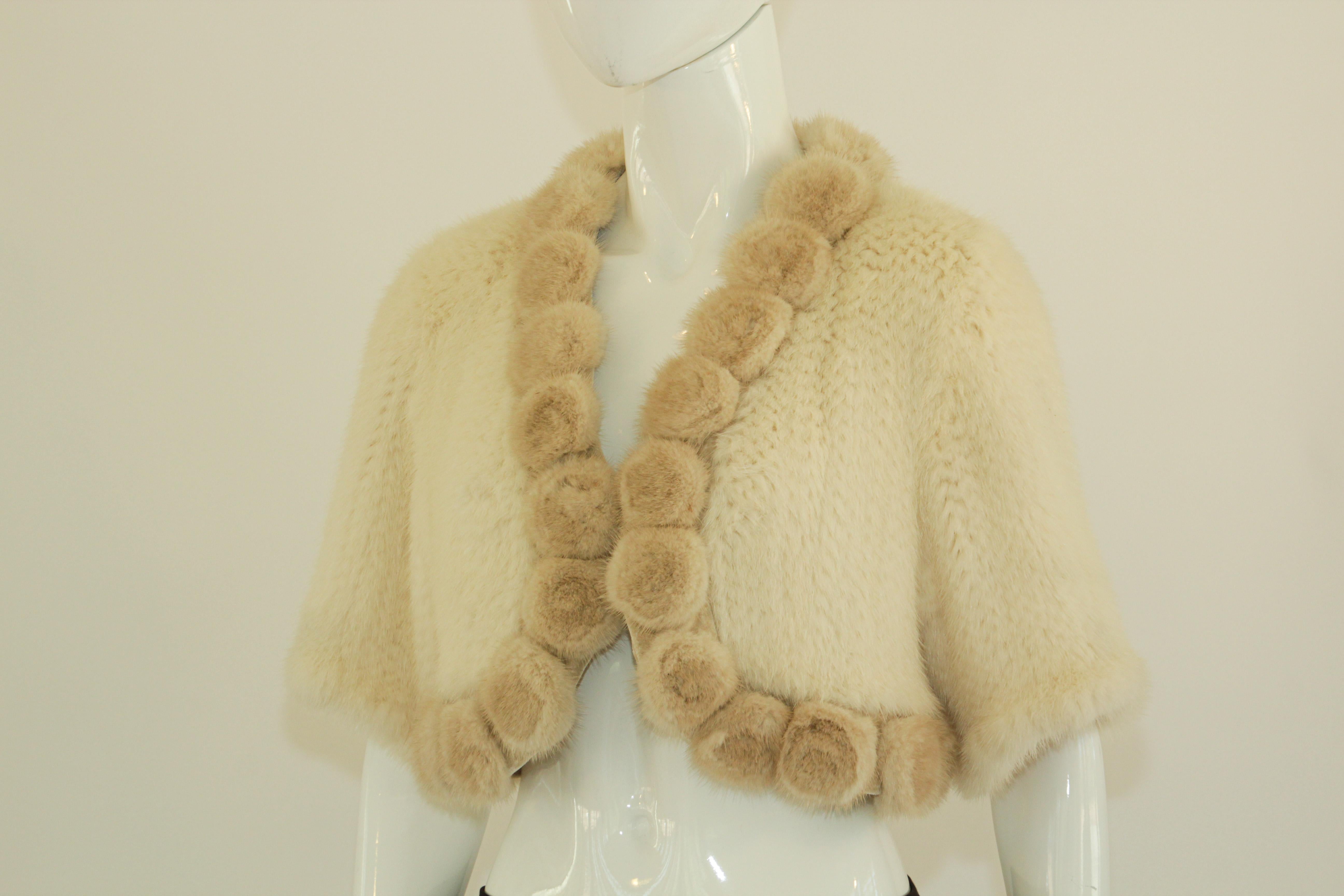 Vintage 1990's Pellacci Vanilla Fur Short Jacket.
Bolero lightweight white rabbit fur.
Looks like rabbit, no information on tag.
Hook closure. So chic.
Women Sweaters Shrug Stole
Size Large.
15iches lenght.