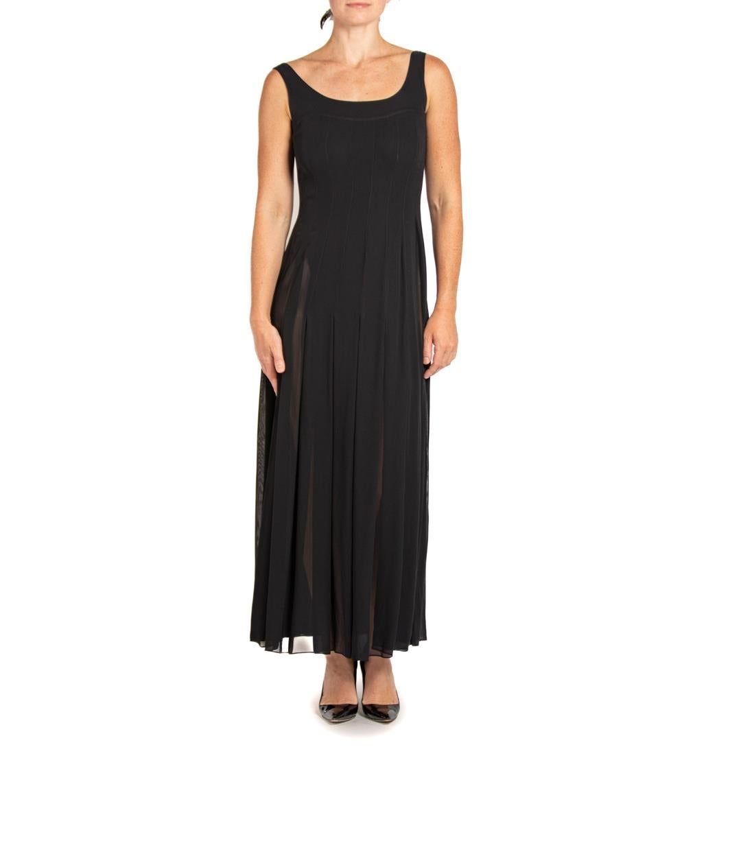 1990er PERRY ELLIS Schwarzes plissiertes Kleid aus Viskosemischung und Krepp in Chiffon mit Knöpfen im Zustand „Hervorragend“ im Angebot in New York, NY