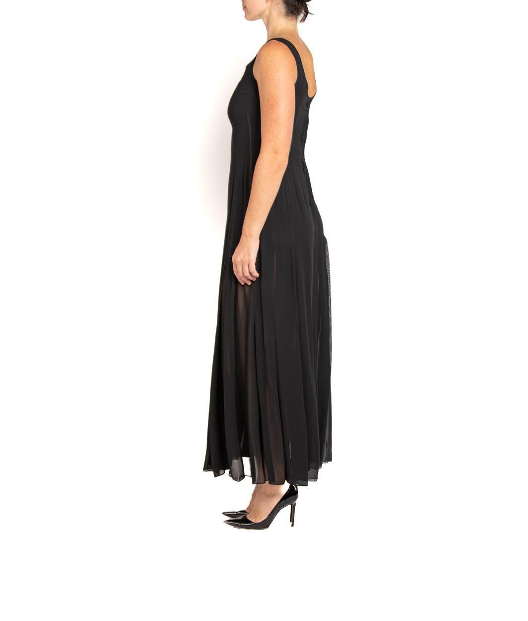 1990er PERRY ELLIS Schwarzes plissiertes Kleid aus Viskosemischung und Krepp in Chiffon mit Knöpfen Damen im Angebot