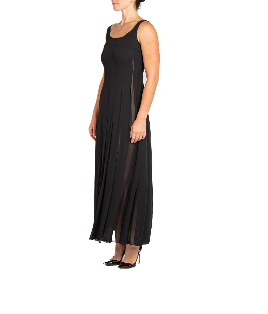 1990er PERRY ELLIS Schwarzes plissiertes Kleid aus Viskosemischung und Krepp in Chiffon mit Knöpfen im Angebot 2