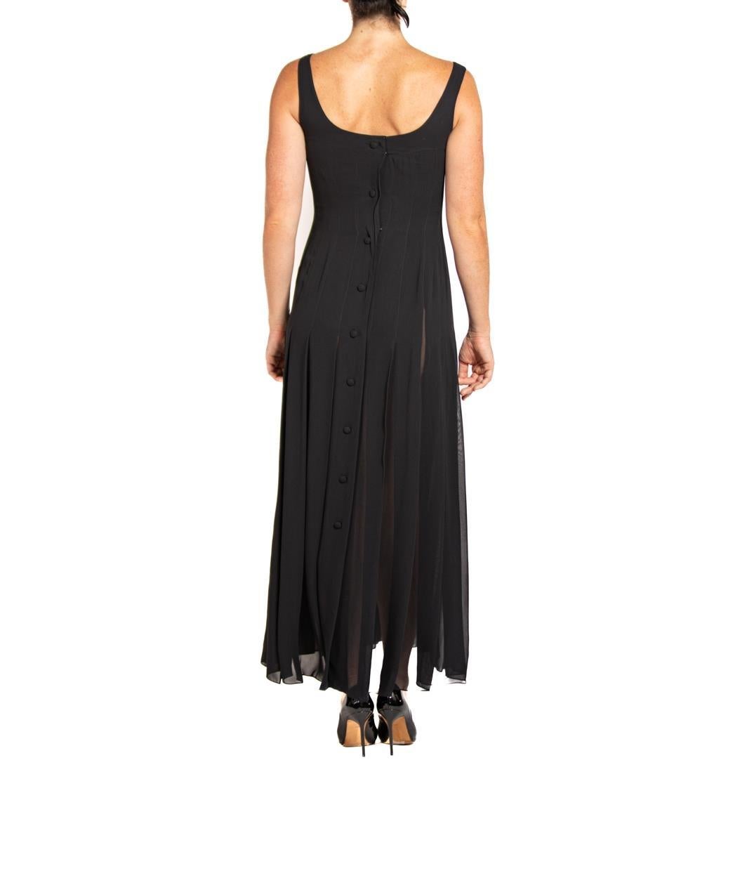 1990er PERRY ELLIS Schwarzes plissiertes Kleid aus Viskosemischung und Krepp in Chiffon mit Knöpfen im Angebot 4