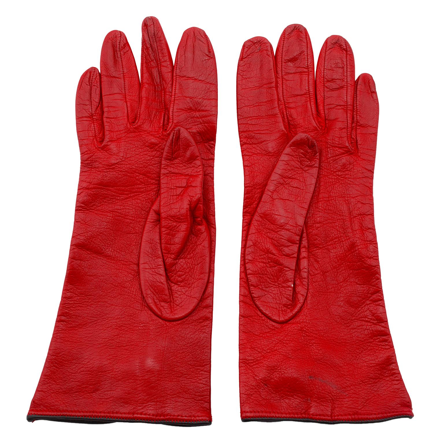 gants en cuir rouge Perry Ellis des années 1990. Détails de cordon noir au poignet avec un trou de serrure et un bouton de nœud. Garniture en cuir noir. Très bon état vintage - légère usure sur toute la surface. Taille marquée 7. Fabriqué en Italie.