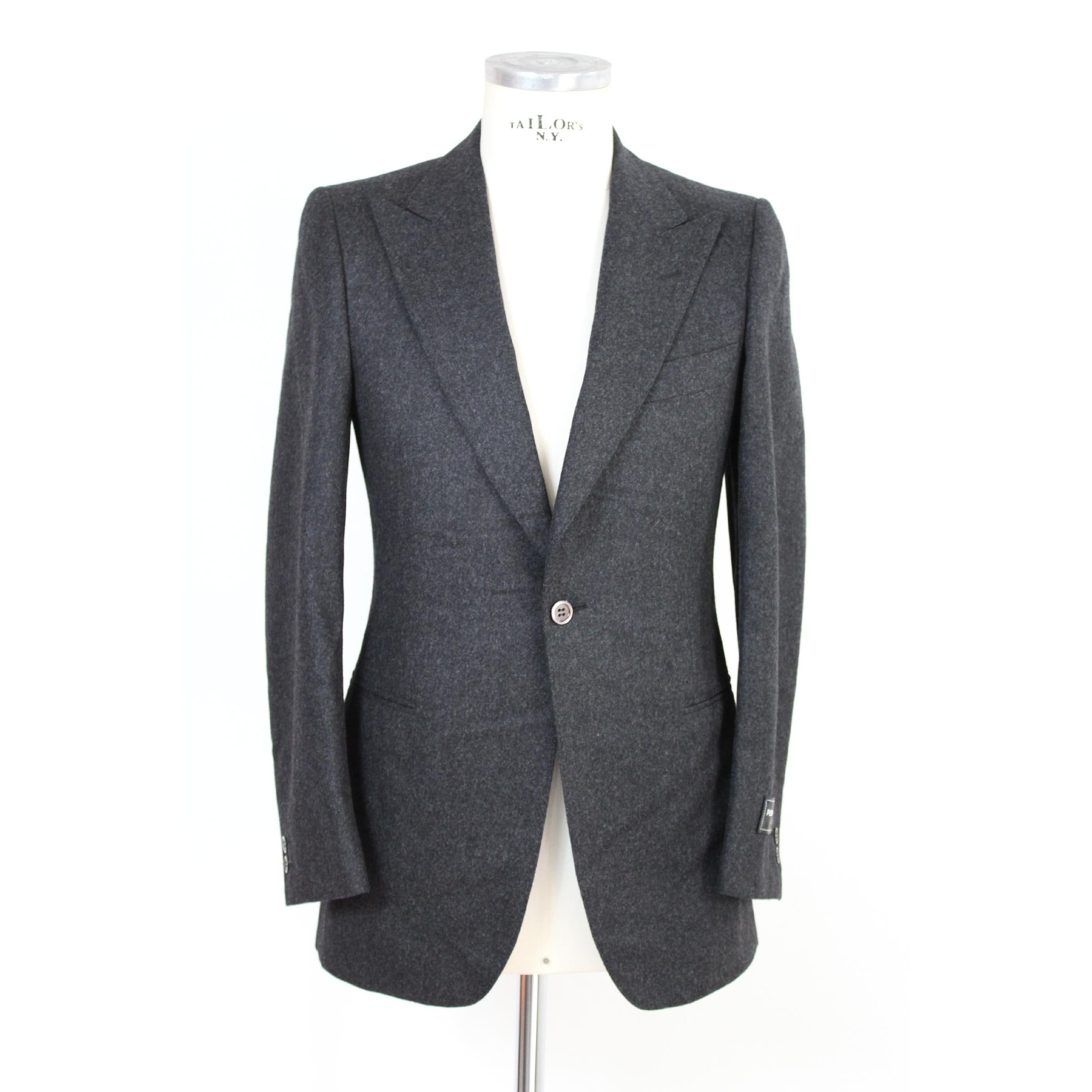 Pierre Cardin vintage tuxedo suit 1990s. Gray and black color. Jacket with one button in dark gray. Gray and black fantasy trousers, two side pockets and button closure. Made in Italy. New without label. 

Size 46 It 36 Us 36 Uk 

Shoulder: 46 cm