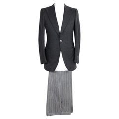 1990er Pierre Cardin Grau Schwarzer Woll-Smoking-Anzug Größe 40
