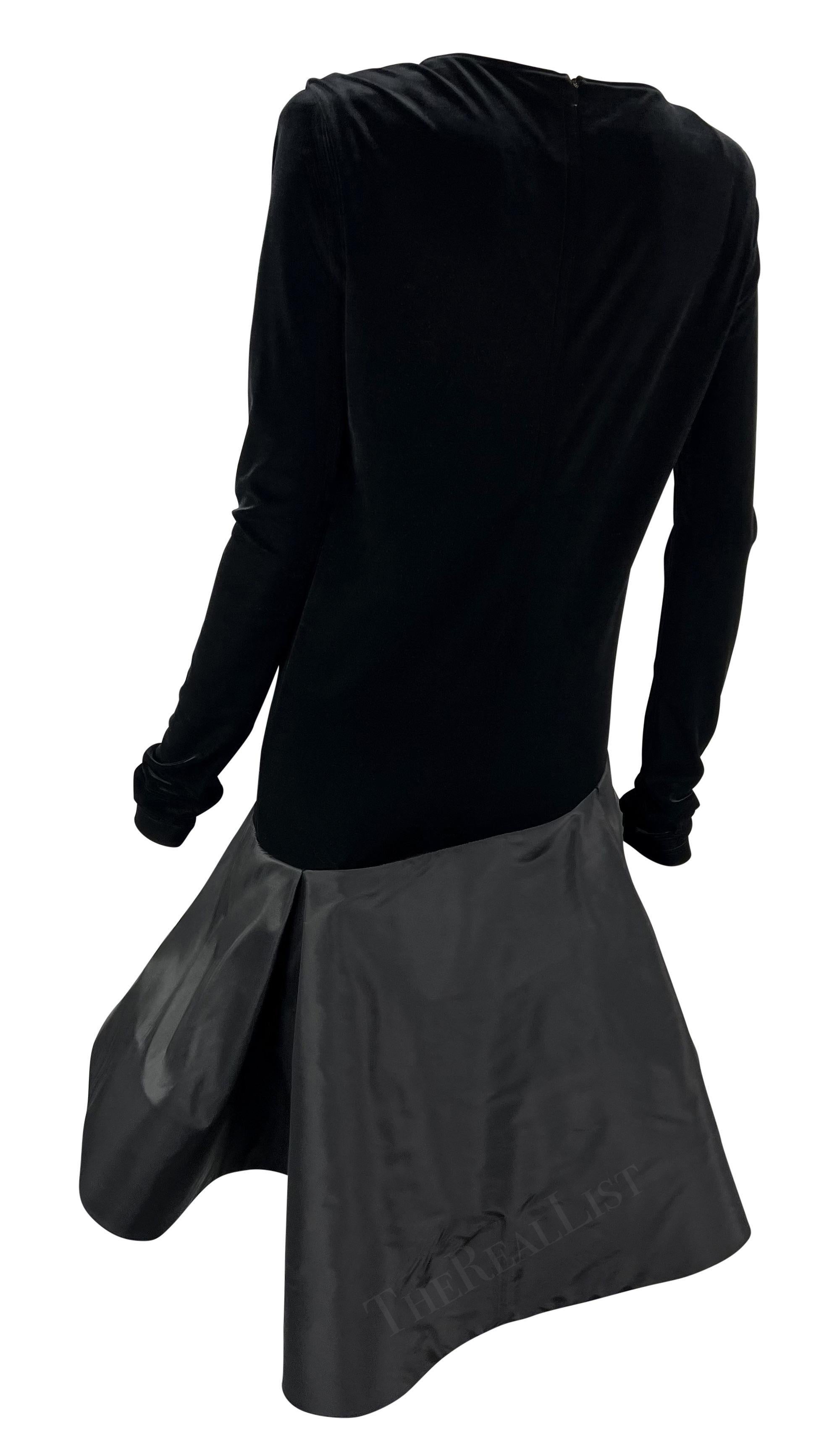 1990er Pierre Cardin Haute Couture Schwarzes langärmeliges ausgestelltes Flare Kleid aus Samt im Zustand „Hervorragend“ im Angebot in West Hollywood, CA