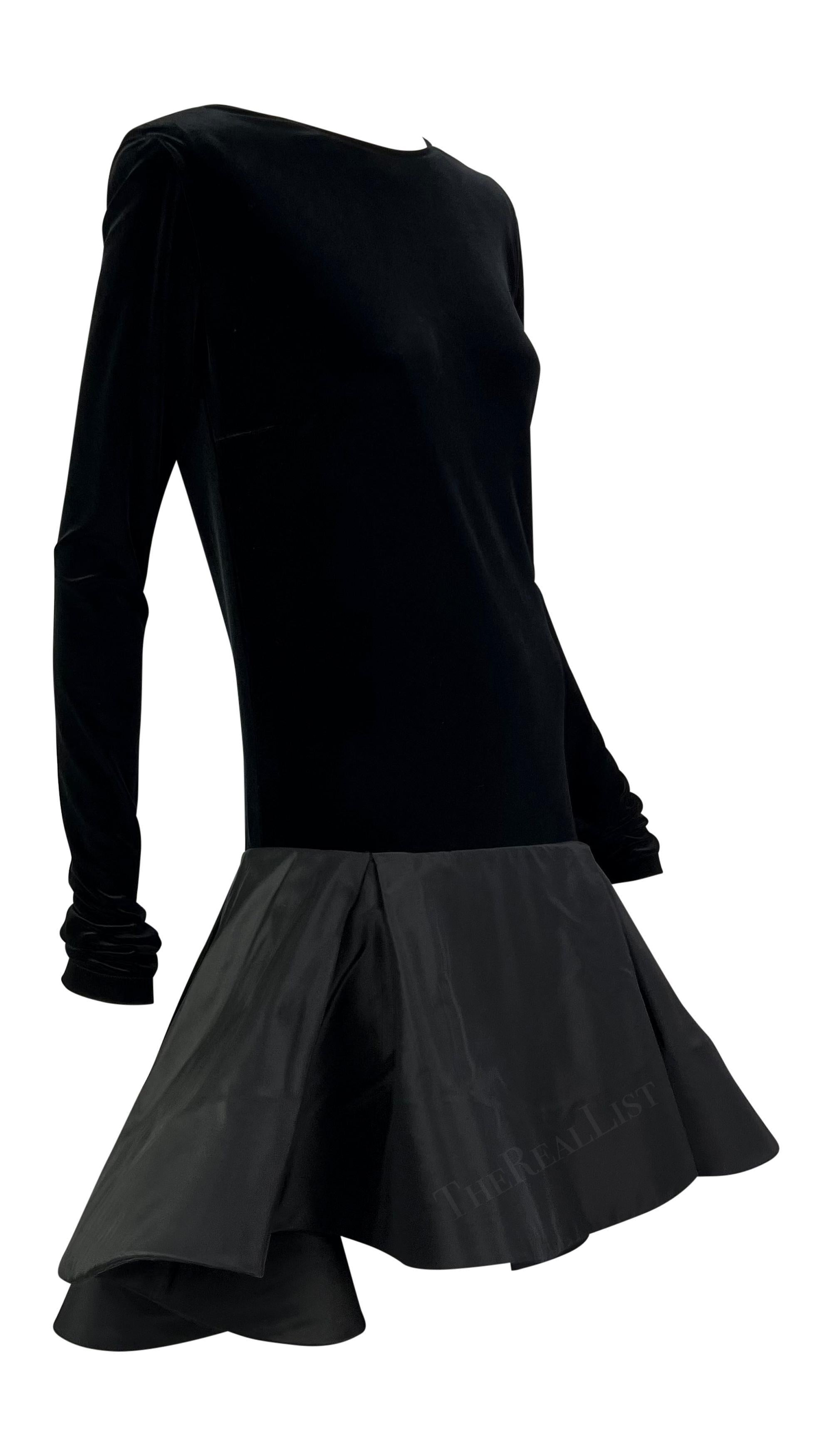 1990er Pierre Cardin Haute Couture Schwarzes langärmeliges ausgestelltes Flare Kleid aus Samt im Angebot 3