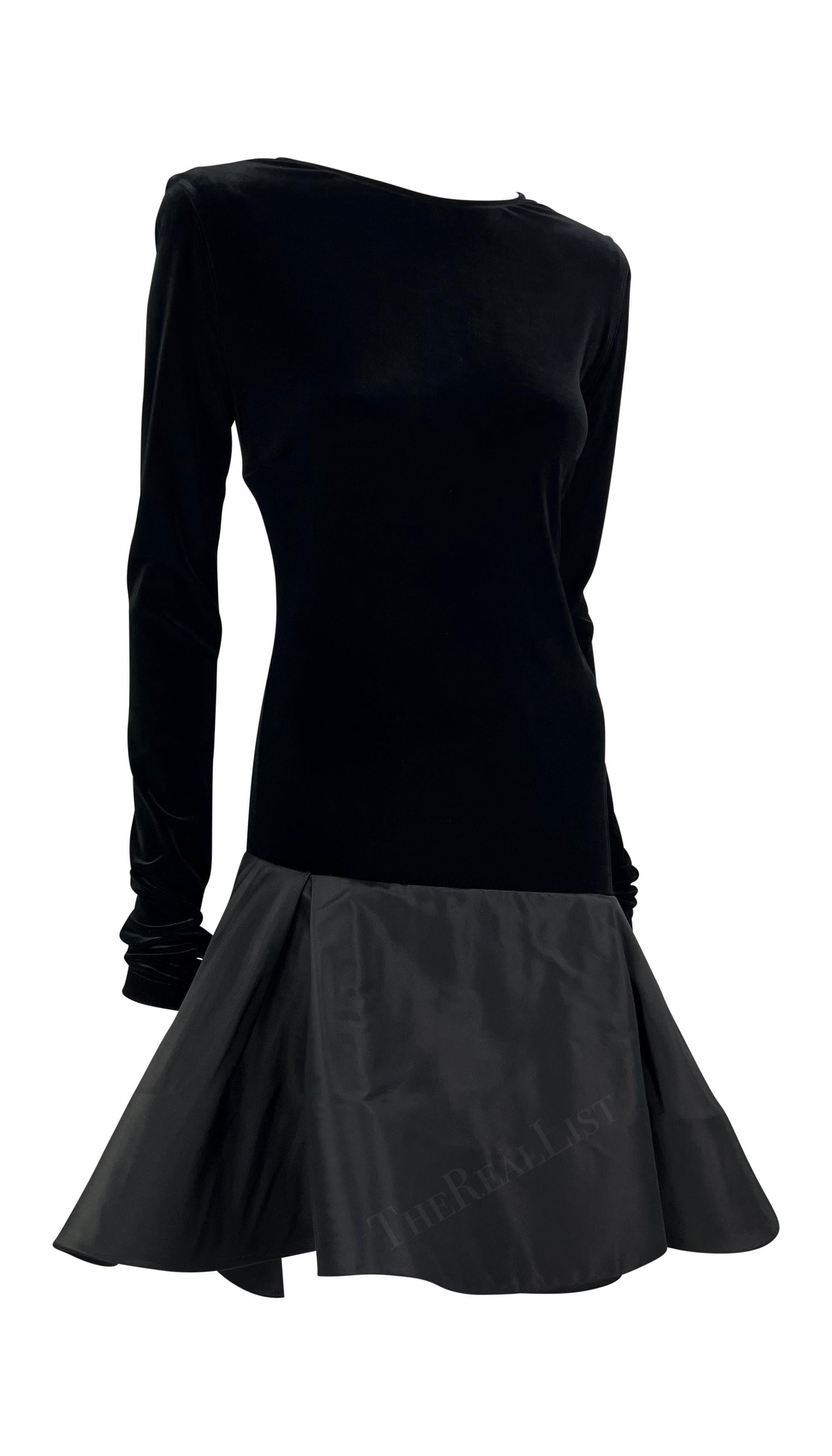 1990er Pierre Cardin Haute Couture Schwarzes langärmeliges ausgestelltes Flare Kleid aus Samt im Angebot 4