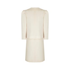 Tailleur jupe à double boutonnage Pierre Cardin Prestige couleur crème, années 1990