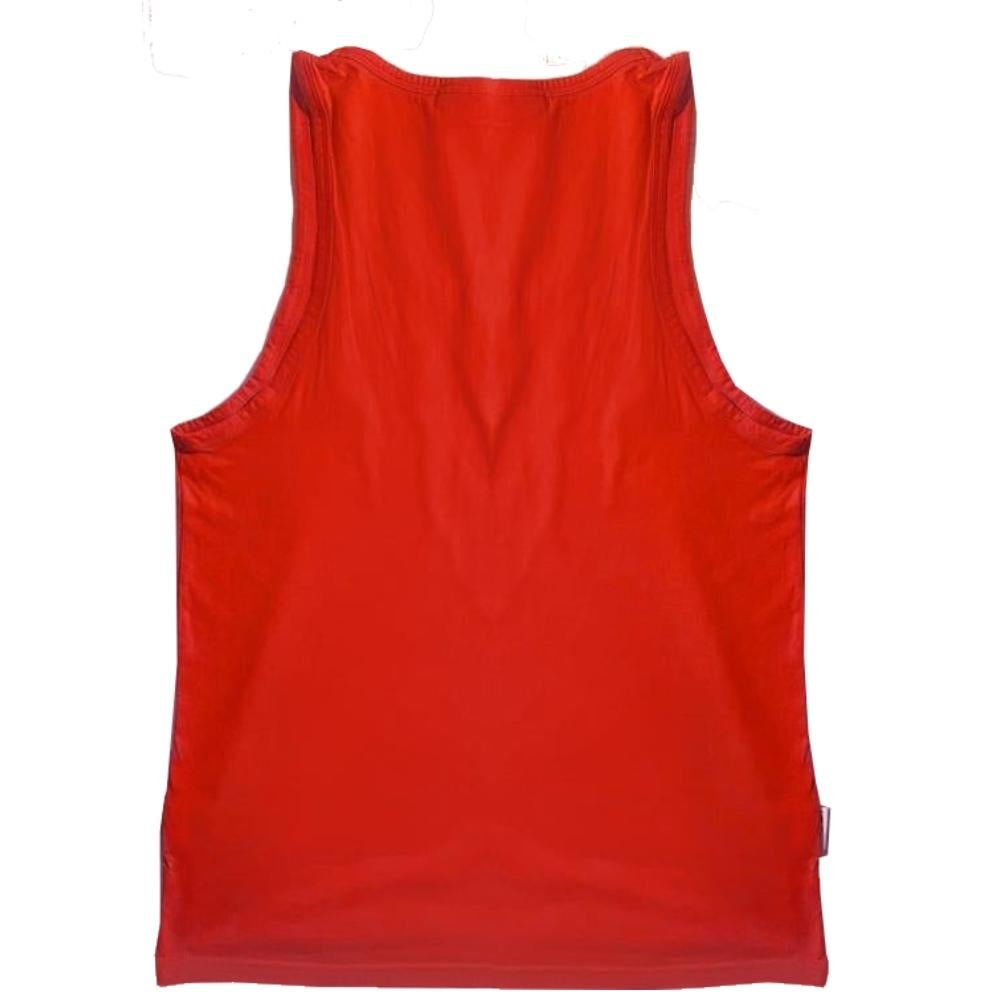 Canottiera anni '90 Pierre Cardin, stampa frontale bianca, in cotone rosso

Taglia: S.I.M. - si indossa in stile 