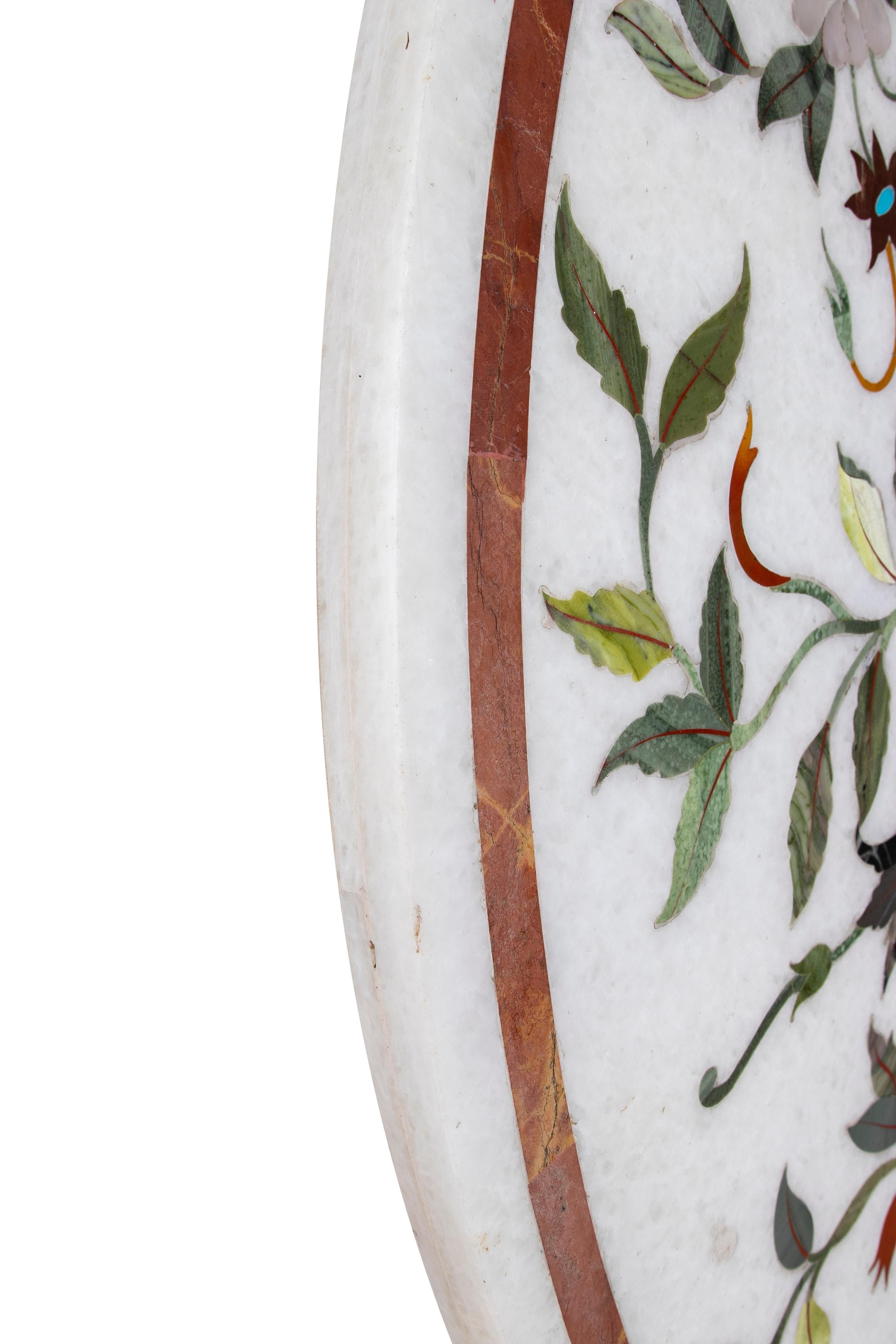 Classical 1990s handcrafted Pietra Dura mosaic inlay round white marble table top representing the Venetian symbol, the Lion of St Mark, using semiprecious gemstones including lapis lazuli, turquoise, red coral and an assortment of coloured