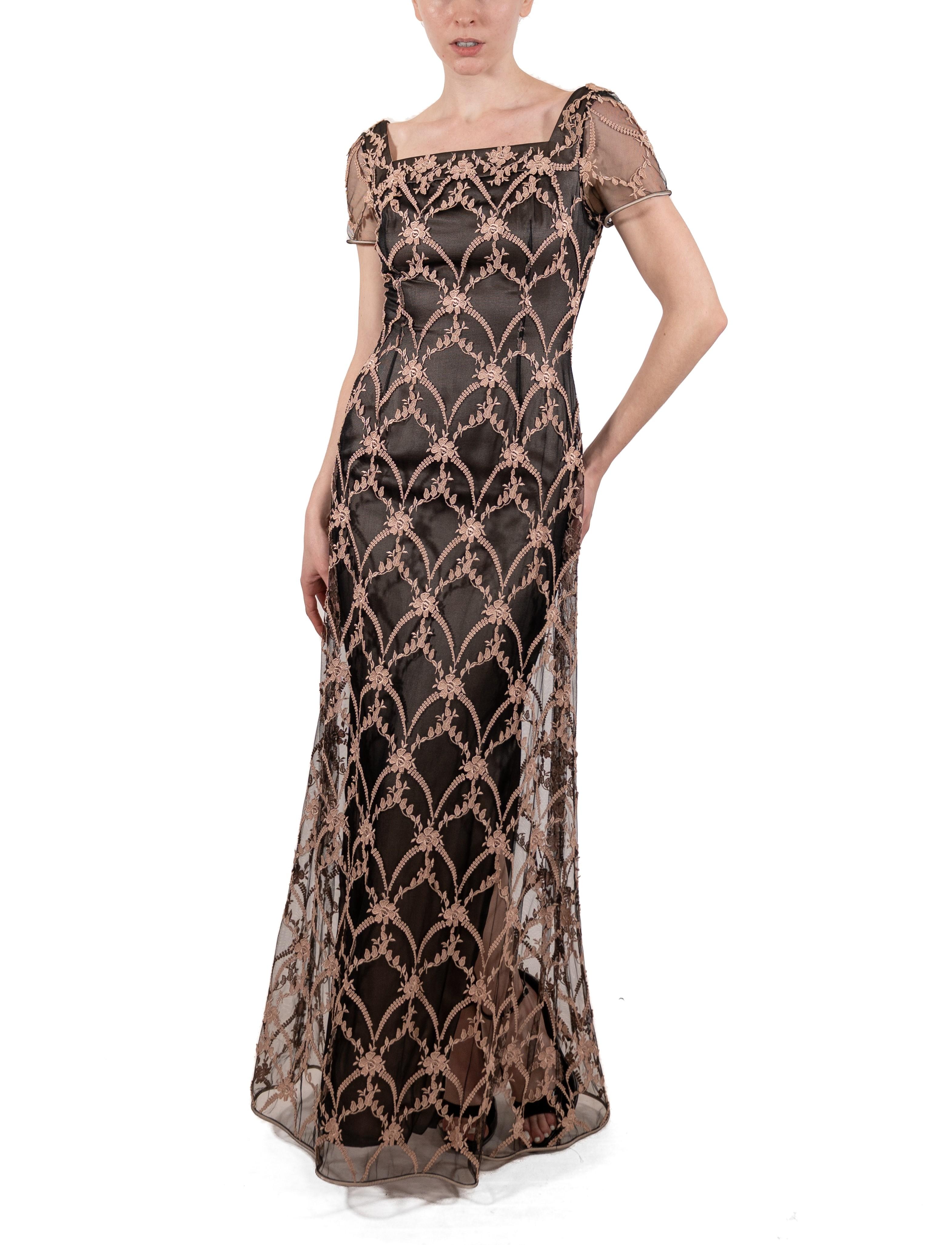 Das Kleid trägt kein Label, aber die Menge an Handarbeit deutet auf Haute Couture oder Maßanfertigung hin, vollständig in Seide gefüttert. 1990S Rosa & Schwarz Seide Rayon bestickten Tüll Titanic Edwardian inspiriert Kleid 