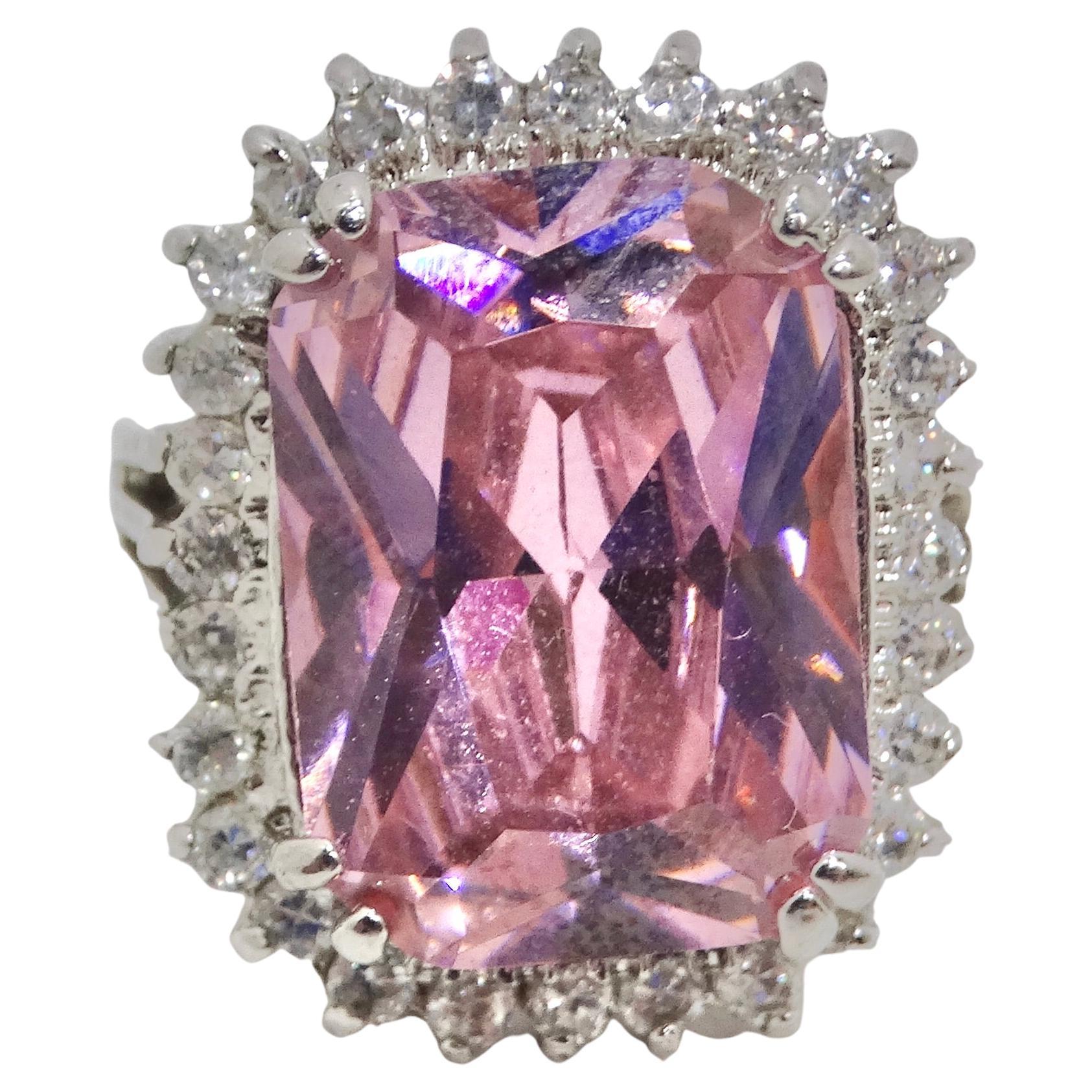 Unser schillernder 1990s Pink Synthetic Sapphire Silver Ring ist ein kühnes und lebhaftes Schmuckstück, das perfekt für alle ist, die die Farbe Pink lieben. Dieser Ring verbindet die Eleganz eines synthetischen Saphirs mit dem Funkeln synthetischer