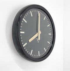 Reloj de pared de plástico y cristal de los años 90 de Pragotron, Checoslovaquia