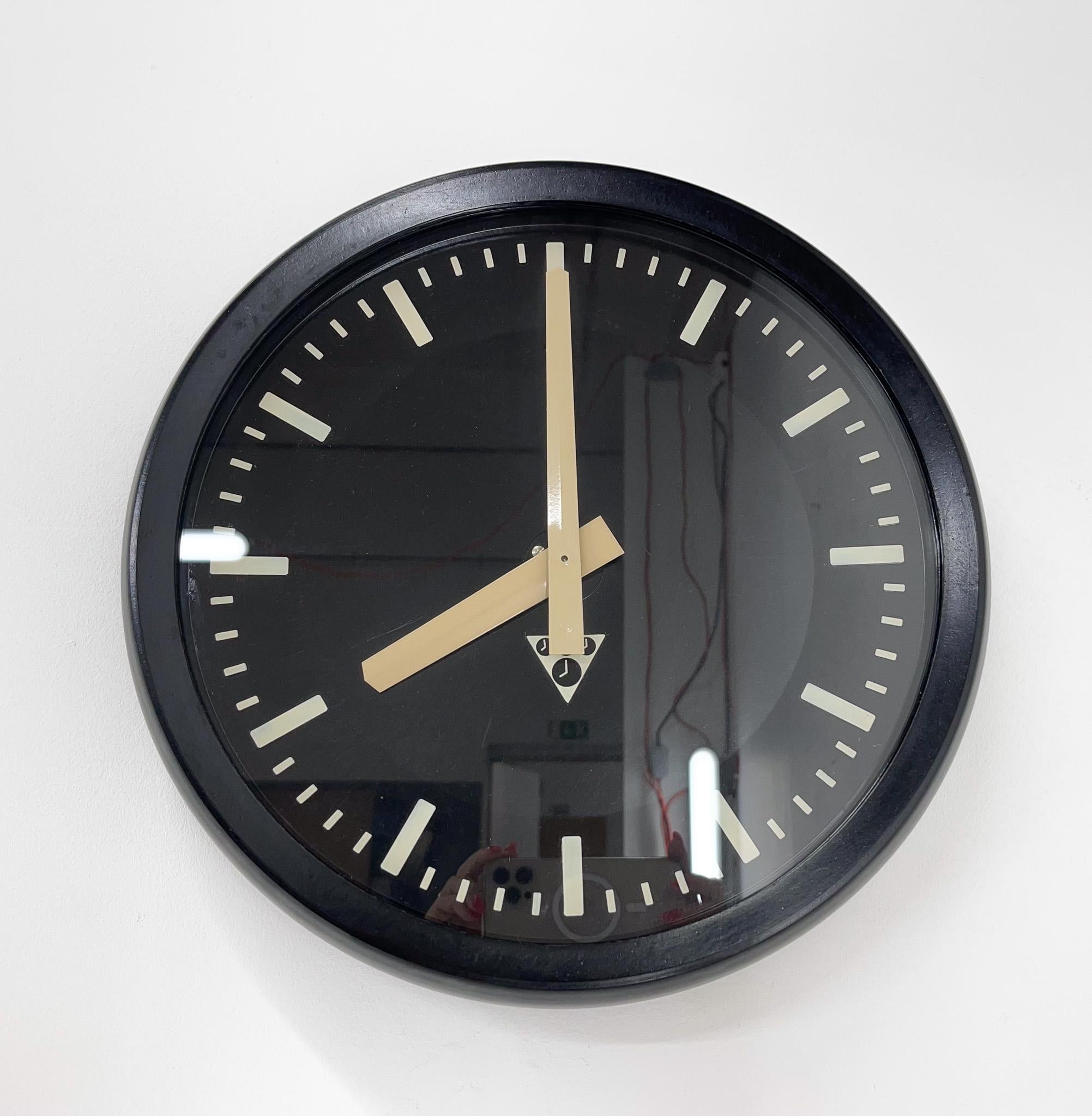 Tchèque Horloge murale en plastique et verre des années 1990 par Pragotron, Tchécoslovaquie en vente