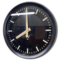 Reloj de pared de plástico y cristal de los años 90 de Pragotron, Checoslovaquia