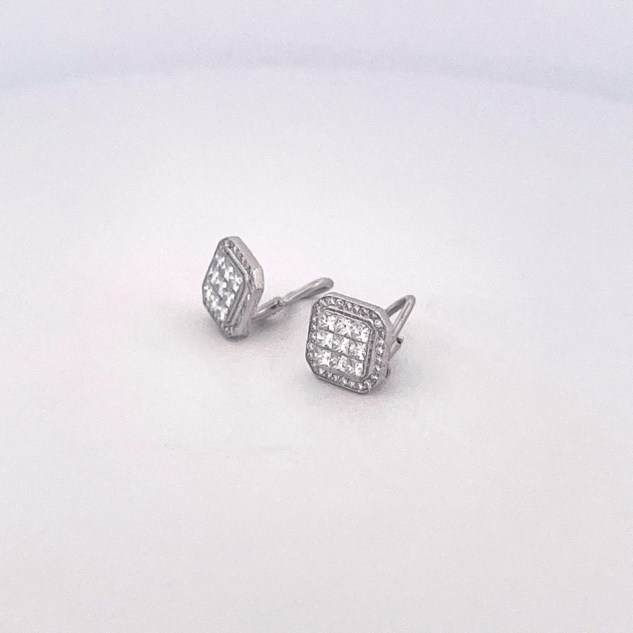 1990s Platinum Diamond Stud Earrings In Excellent Condition For Sale In Dallas, TX