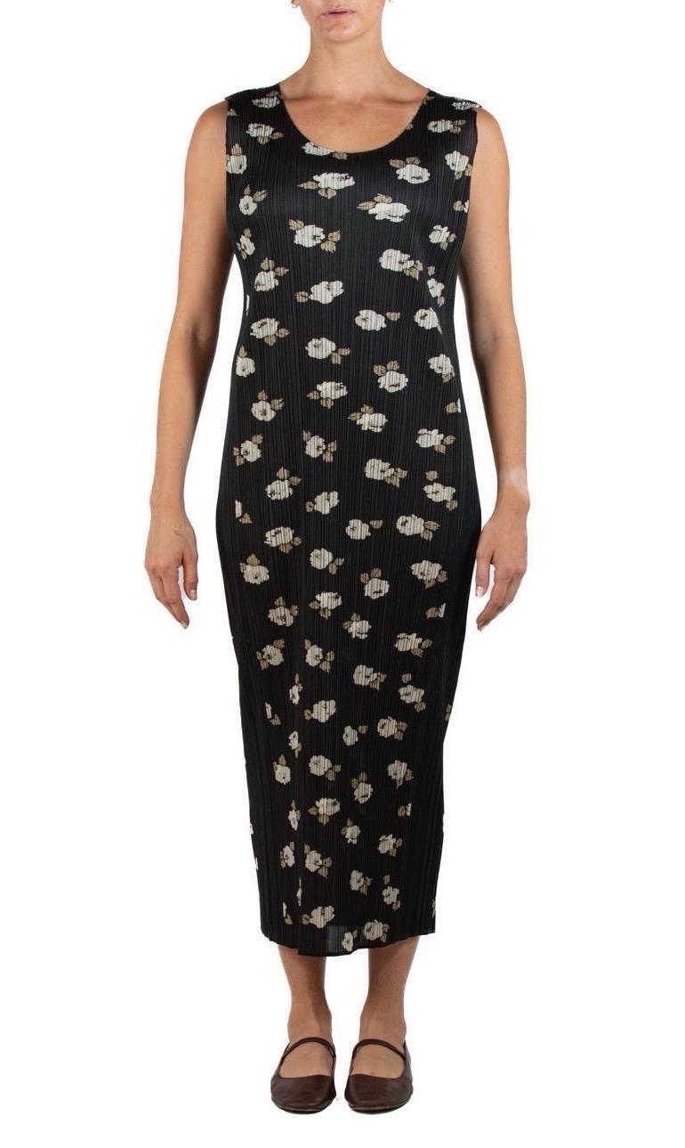 1990S PLEATS PLEASE ISSEY MIYAKE Black Floral Polyester Long Dress In Excellent Condition For Sale In New York, NY