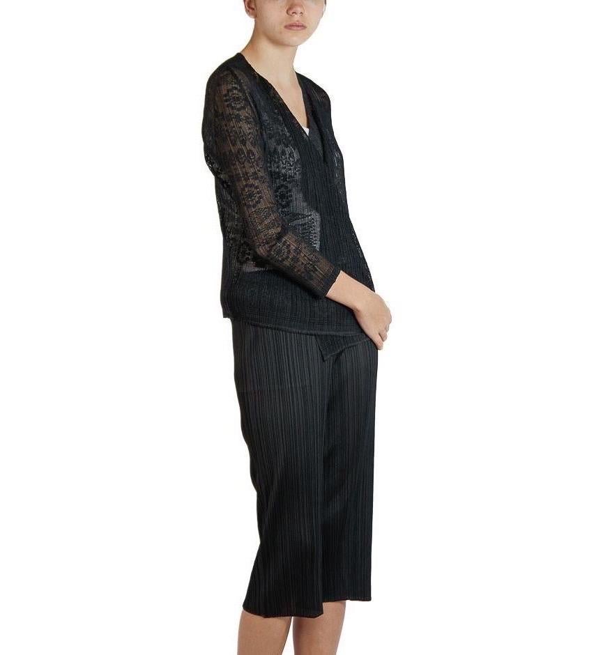 1990S PLEATS PLEASE ISSEY MIYAKE Cardigan de dentelle plissée en polyester transparent noir en vente 2