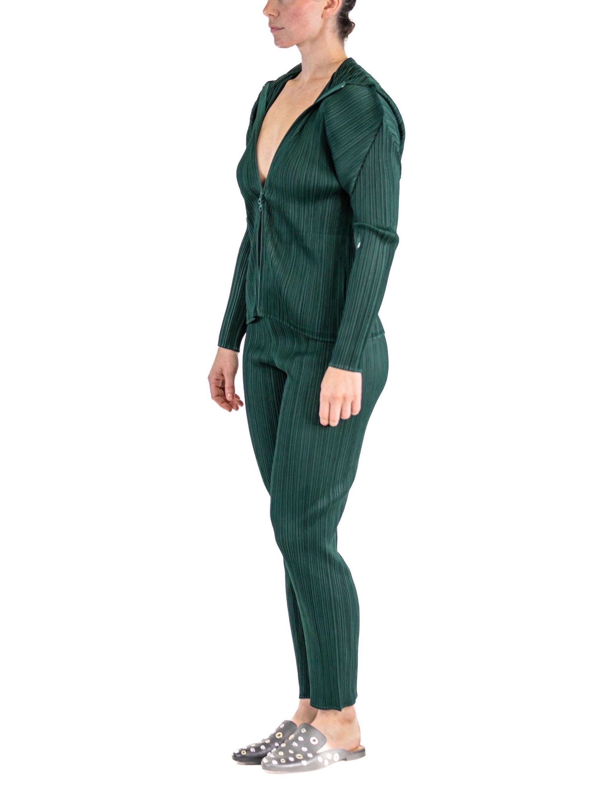 1990er Jahre PLEATS PLEASE ISSEY MIYAKE Smaragdgrüne Polyester plissierte Jacke und Pan für Damen oder Herren im Angebot