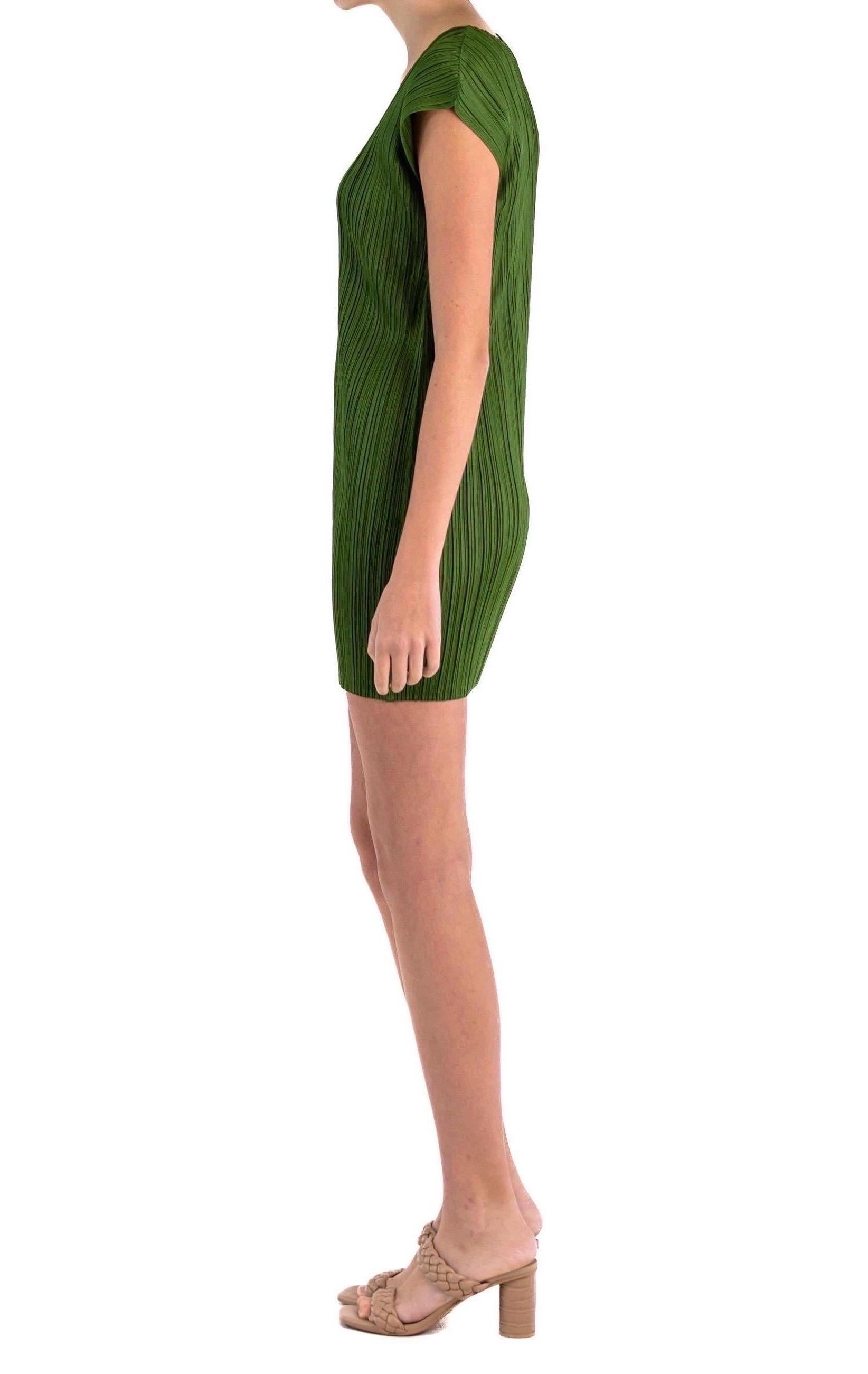 1990S PLEATS PLEASE ISSEY MIYAKE Grass Green Polyester Pleated Dress In Excellent Condition For Sale In New York, NY