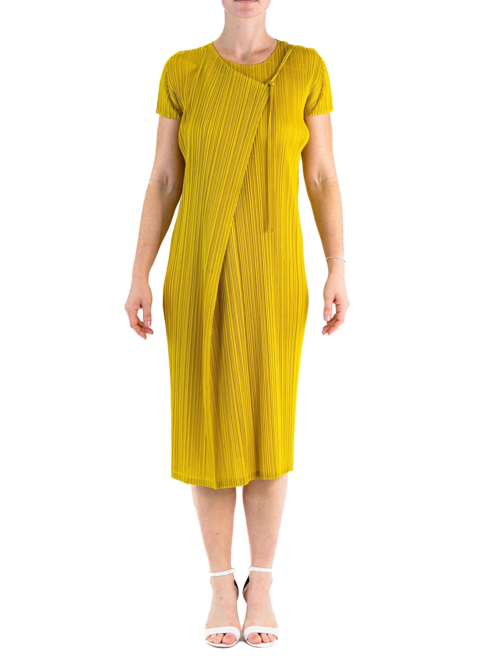 1990S PLEATS PLEASE ISSEY MIYAKE Mustard Yellow Polyester Wrap Dress In Excellent Condition For Sale In New York, NY