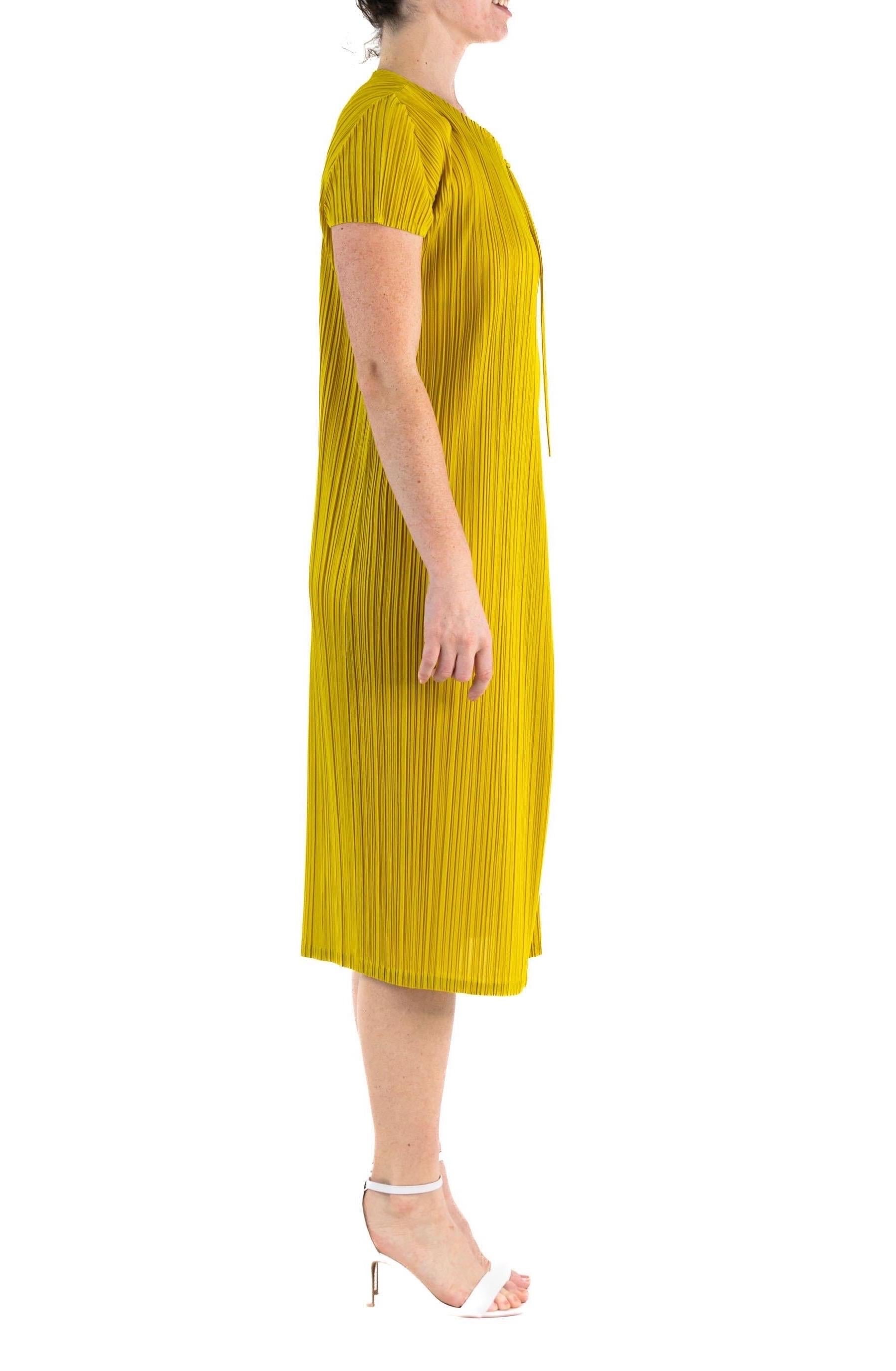 1990S PLEATS PLEASE ISSEY MIYAKE Mustard Yellow Polyester Wrap Dress For Sale 1